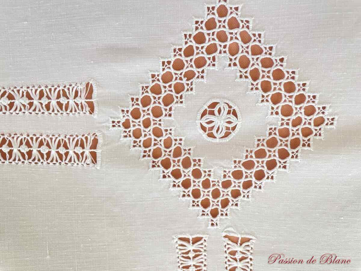 Grand drap AC festonné avec retours en broderie Anglaise, sur lin fin – Image 5
