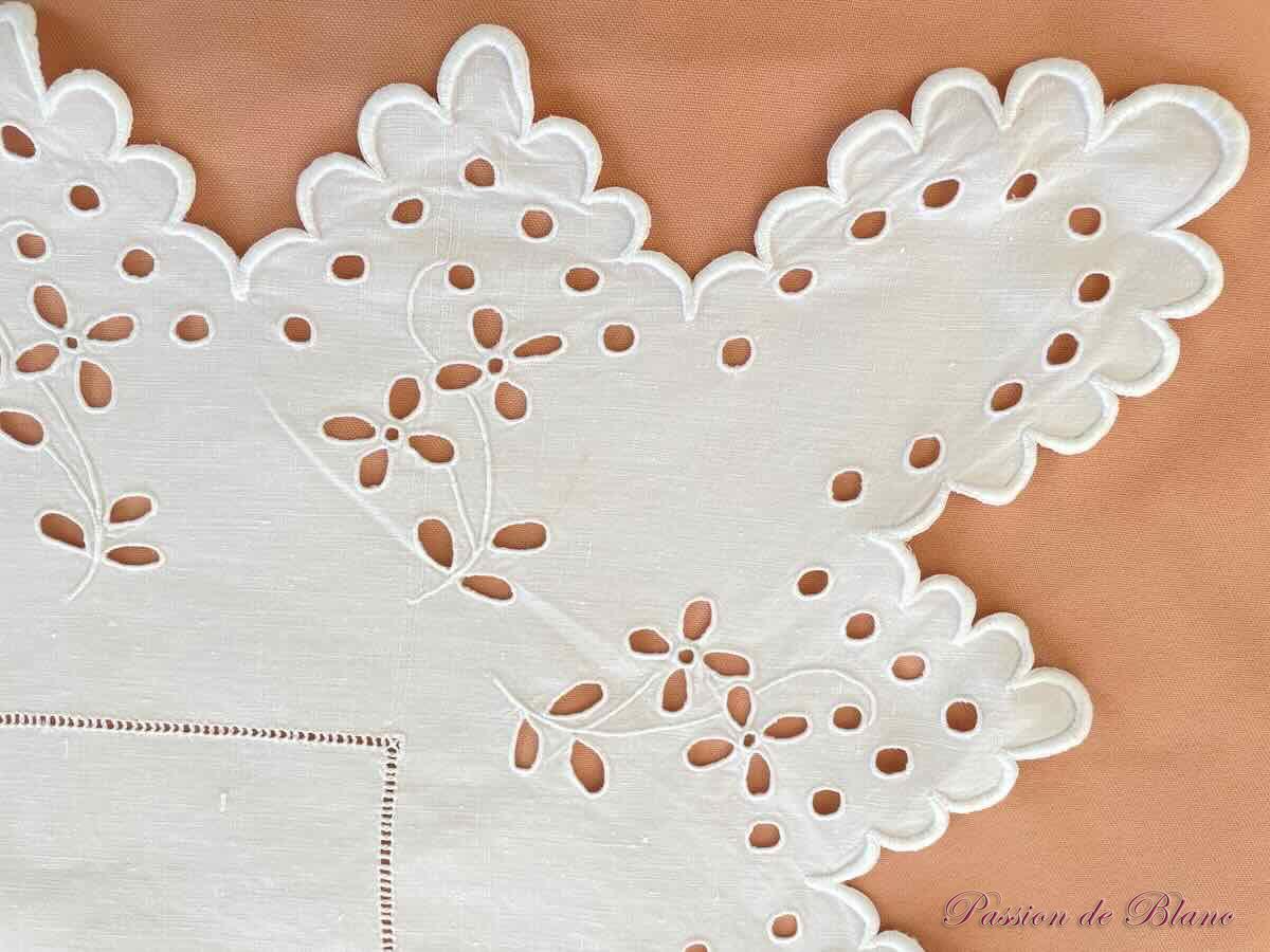 Grand drap AC festonné avec retours en broderie Anglaise, sur lin fin – Image 8