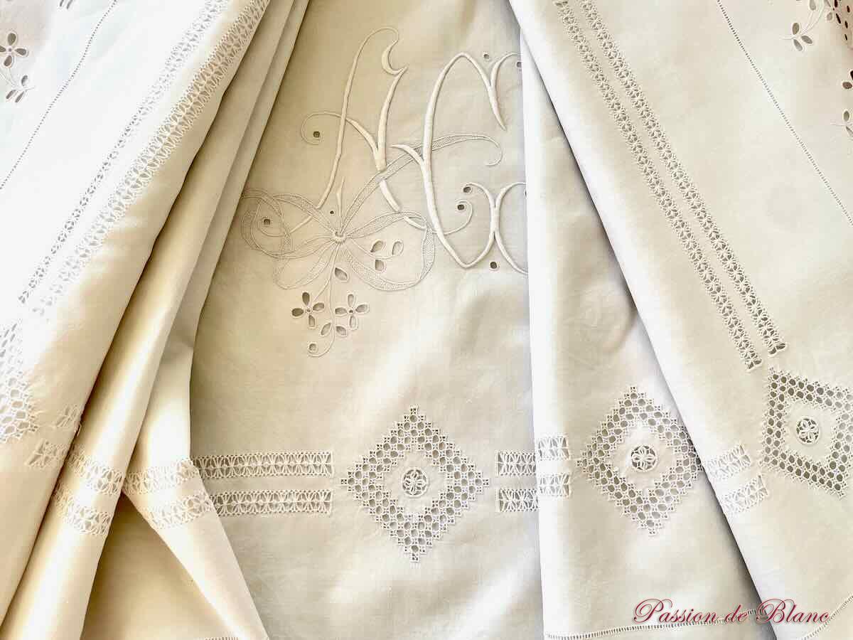 Grand drap AC festonné avec retours en broderie Anglaise, sur lin fin – Image 10