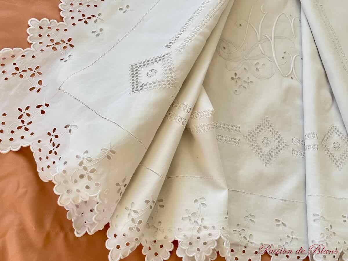 Drap festonné broderie Anglaise main