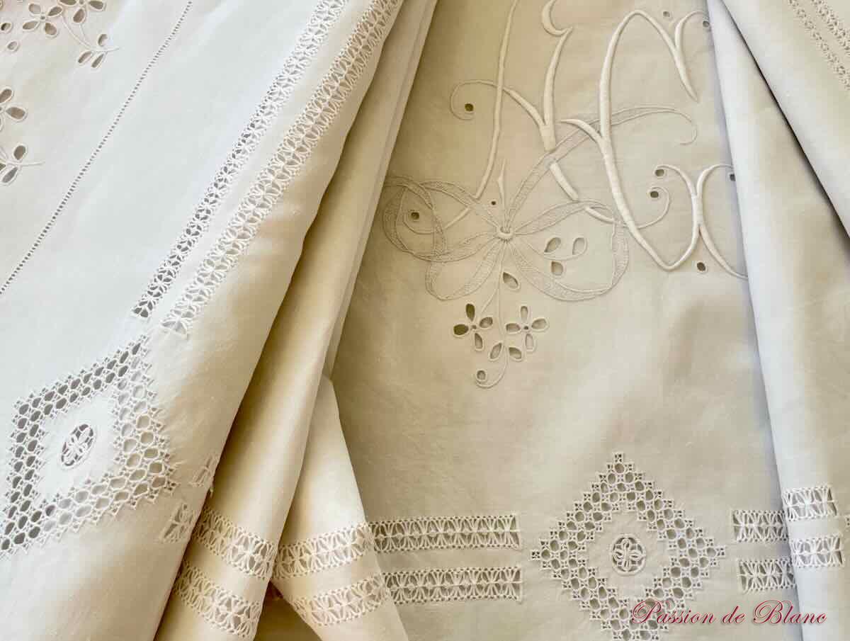 Grand drap AC festonné avec retours en broderie Anglaise, sur lin fin – Image 3