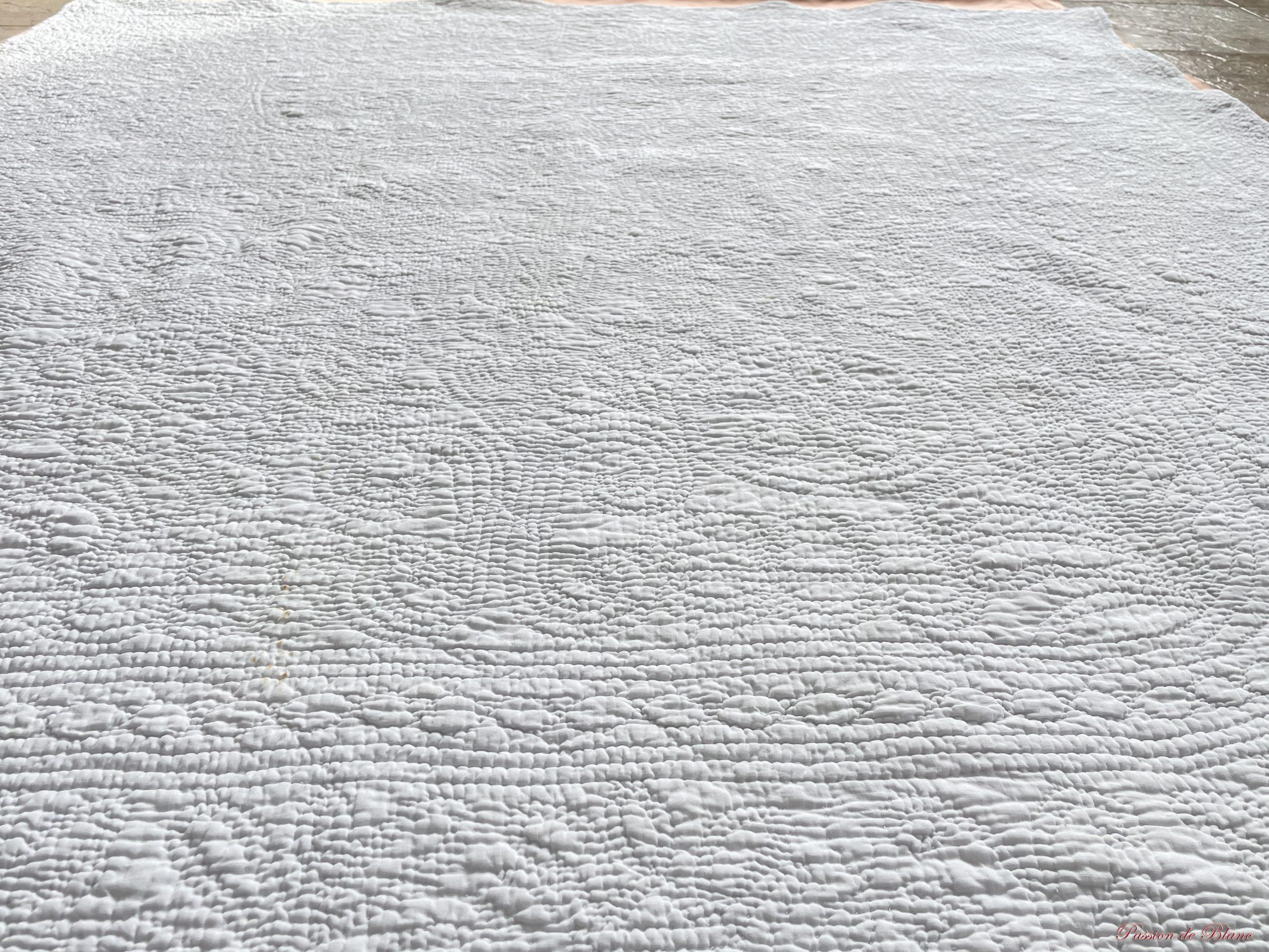 Rare Fine Courtepointe XIXe piquée main réalisée sur toile en coton blanc – Image 8