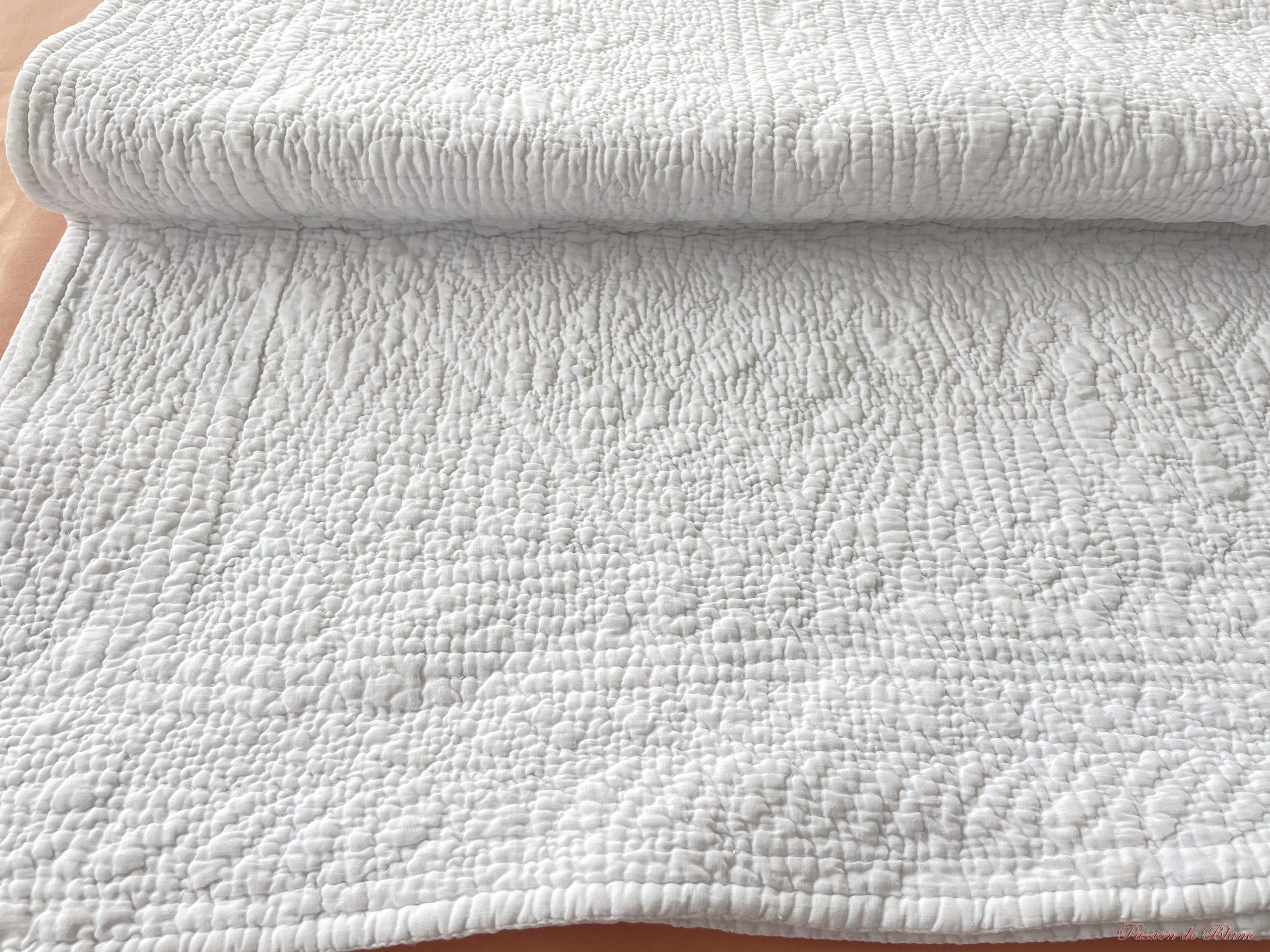 Rare Fine Courtepointe XIXe piquée main réalisée sur toile en coton blanc – Image 10