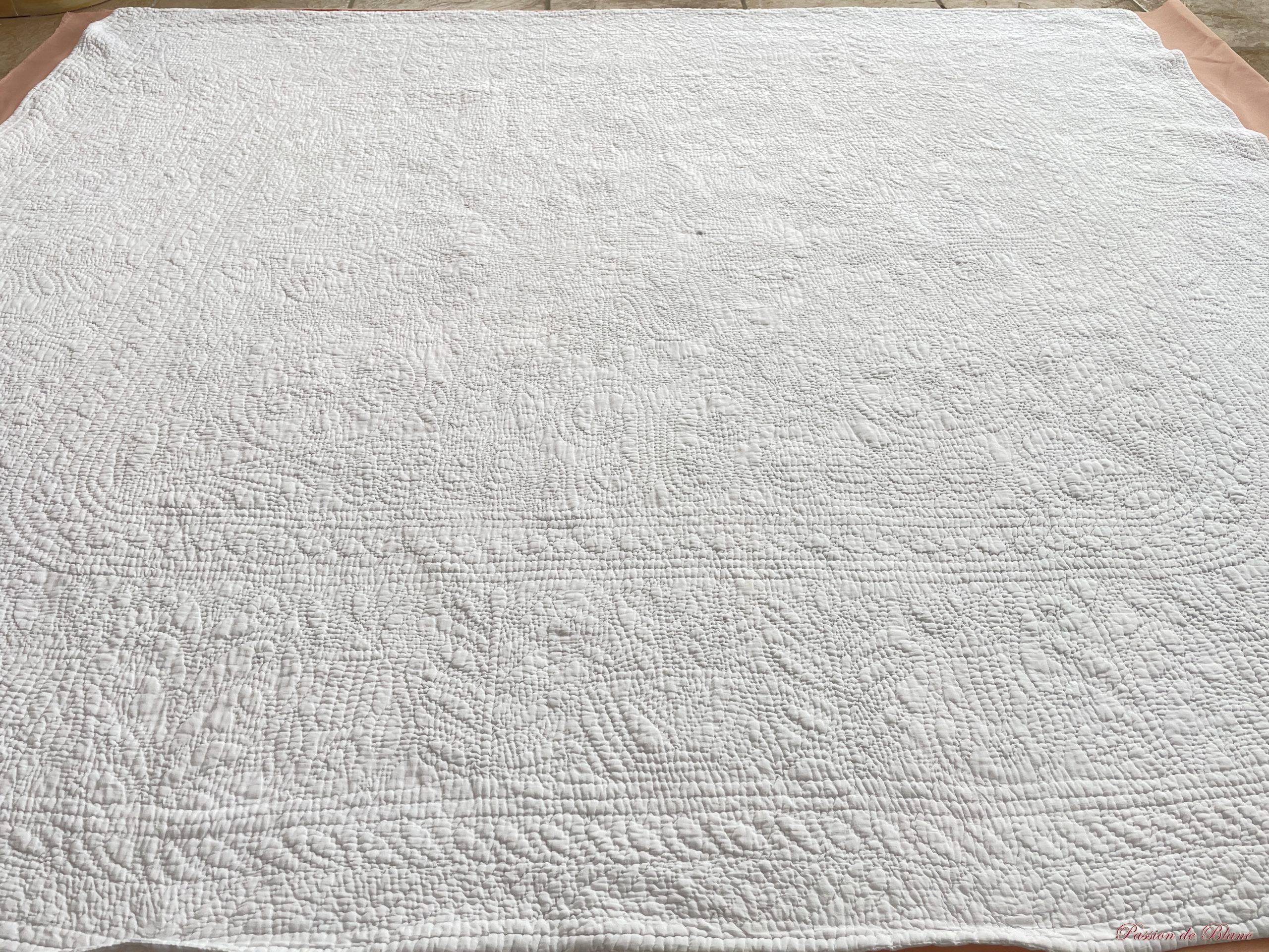 Rare Fine Courtepointe XIXe piquée main réalisée sur toile en coton blanc – Image 5