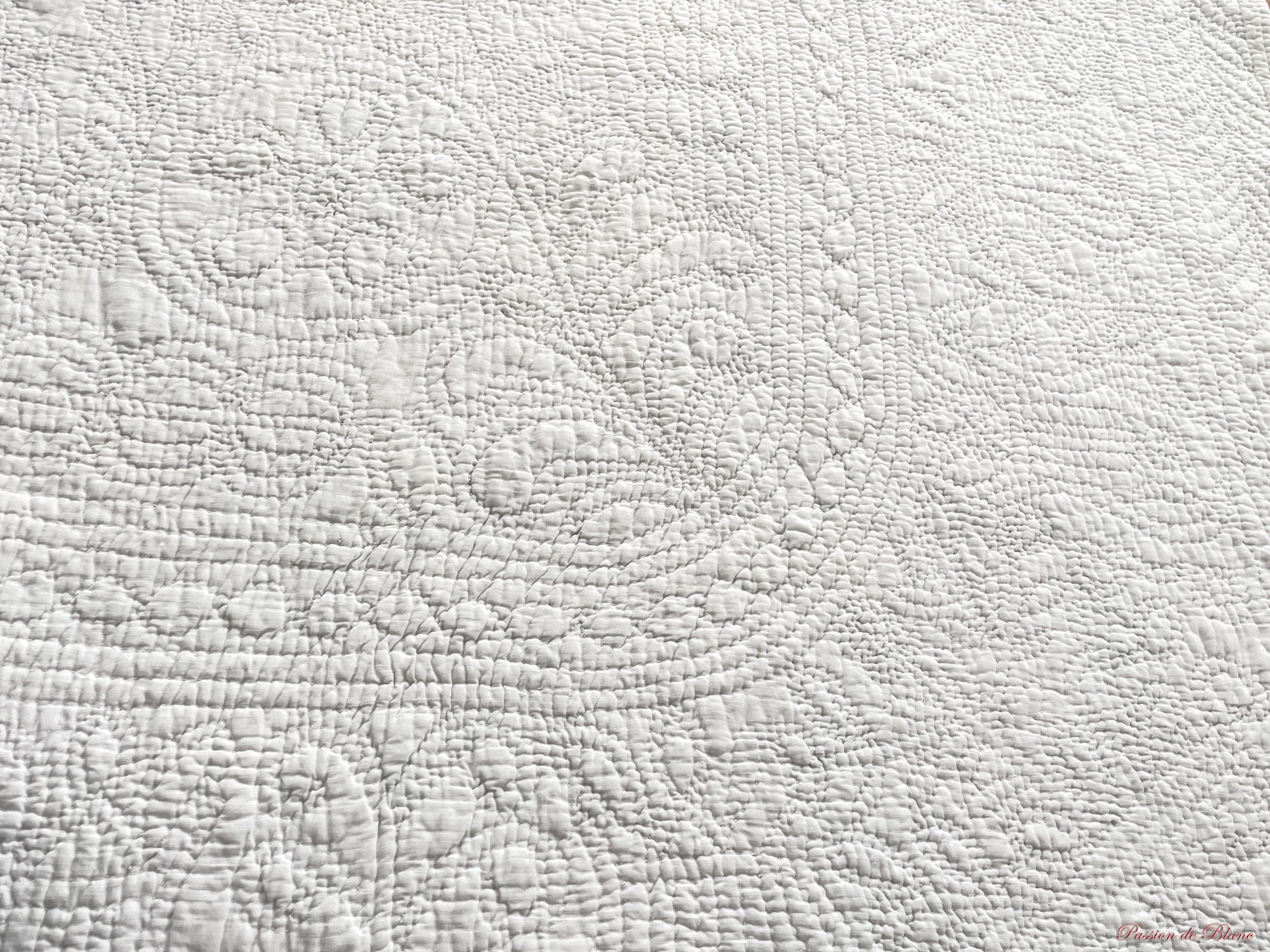 Rare Fine Courtepointe XIXe piquée main réalisée sur toile en coton blanc – Image 4