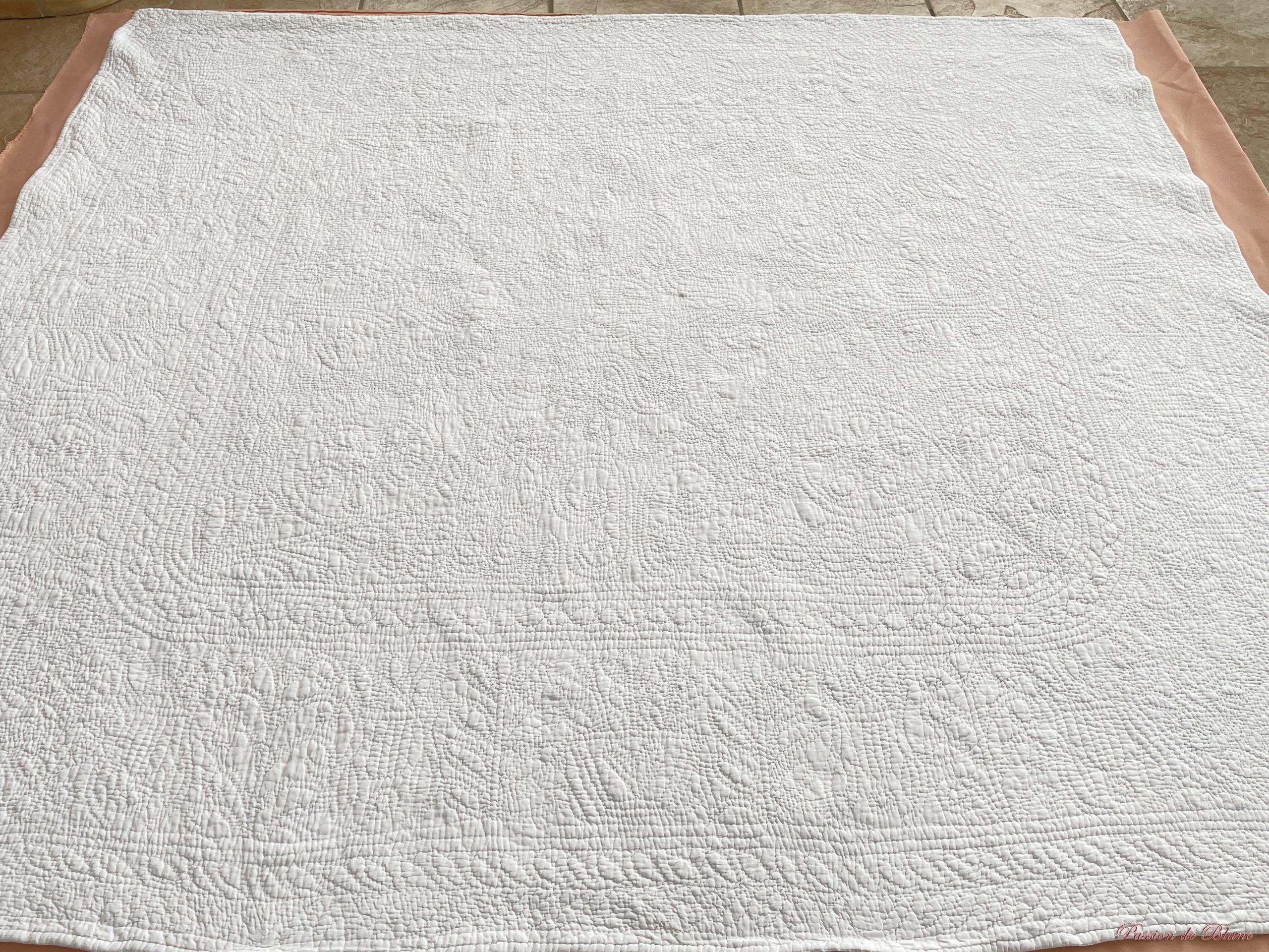 Rare Fine Courtepointe XIXe piquée main réalisée sur toile en coton blanc – Image 2