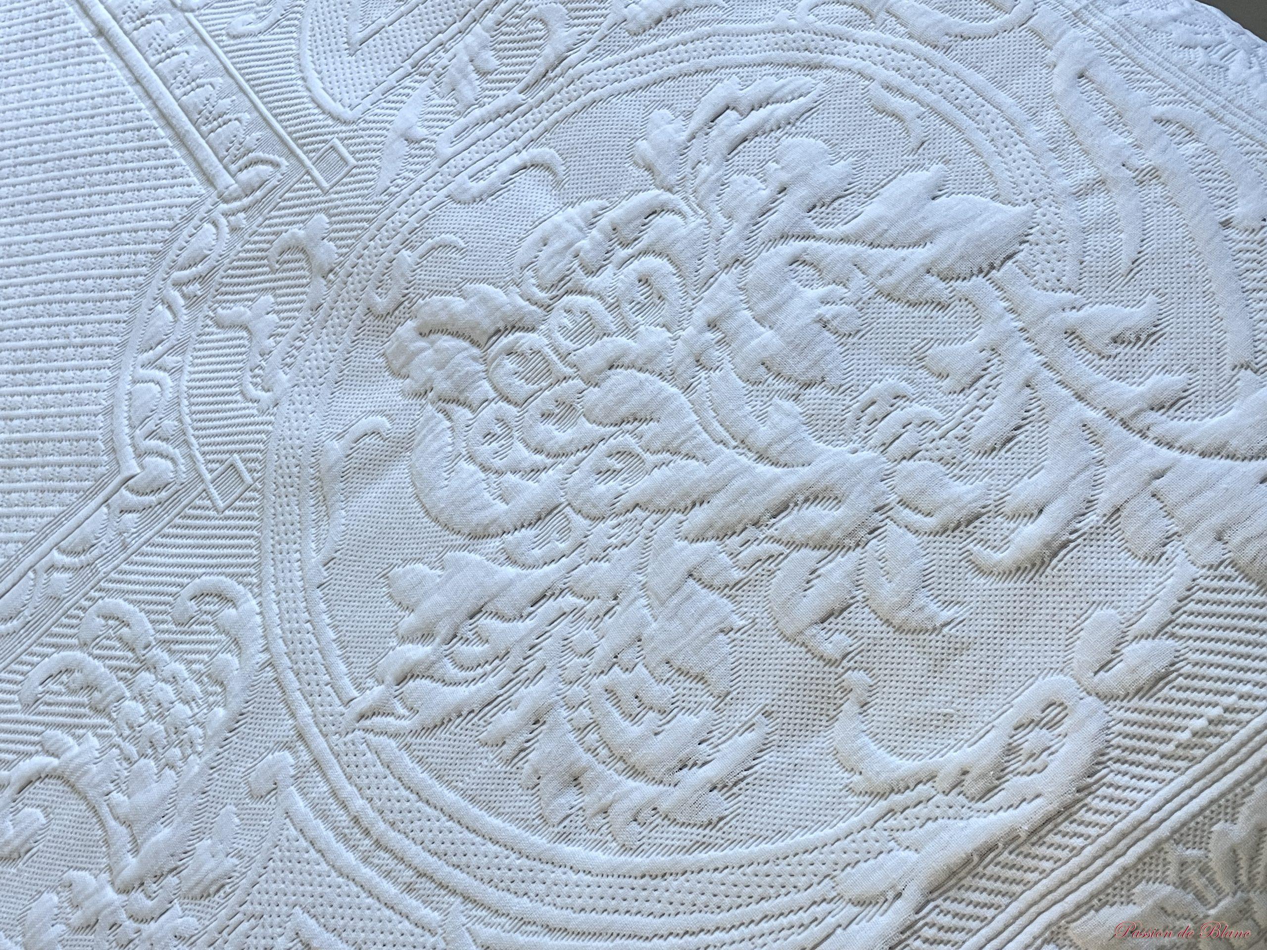 Grande couverture en piqué Marseillais, beau relief et franges nouées – Image 11