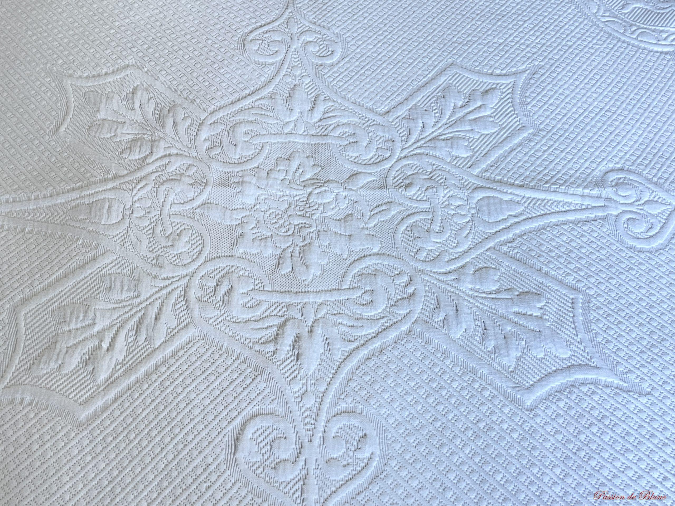 Grande couverture en piqué Marseillais, beau relief et franges nouées – Image 10