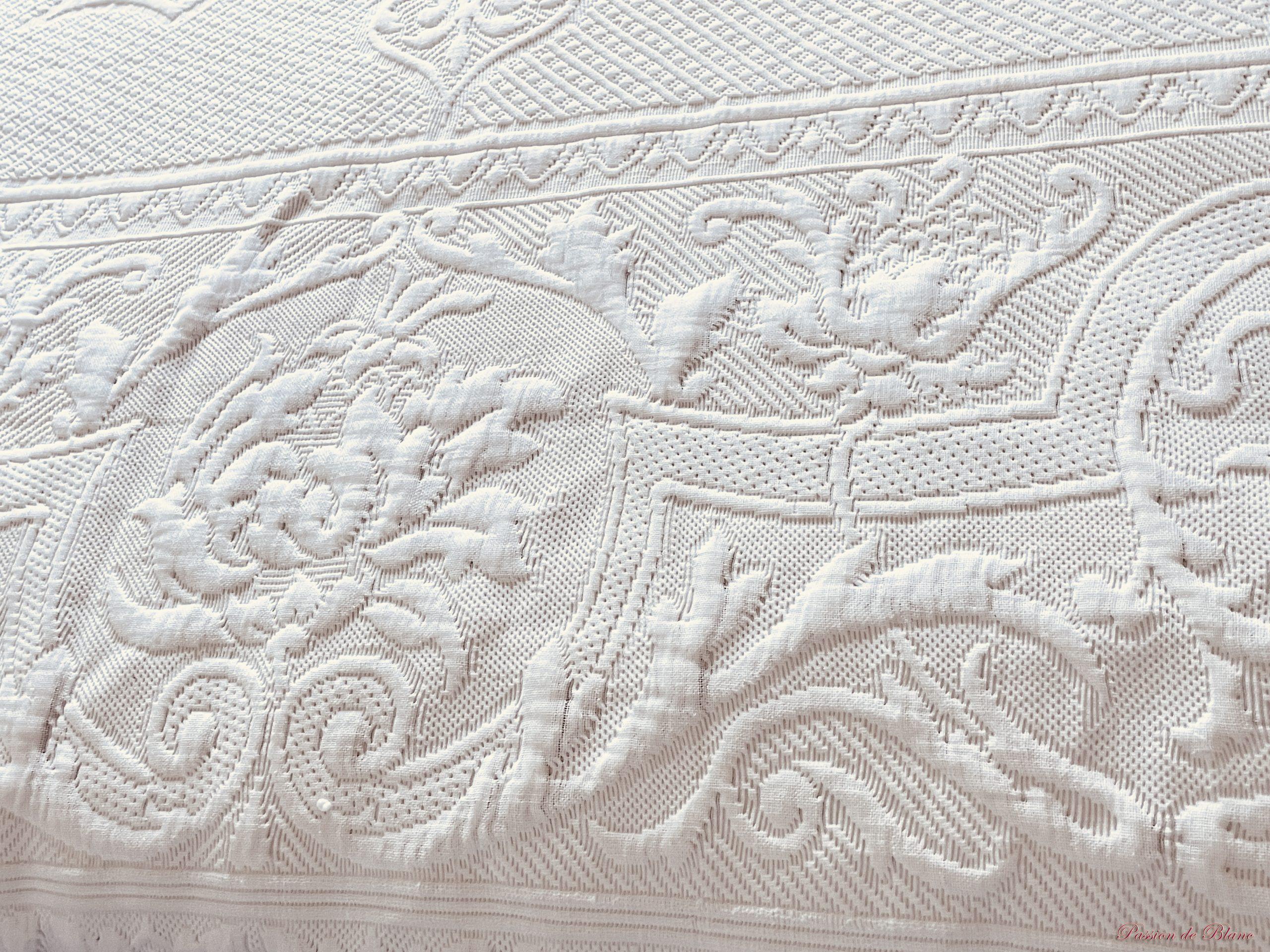 Grande couverture en piqué Marseillais, beau relief et franges nouées – Image 9