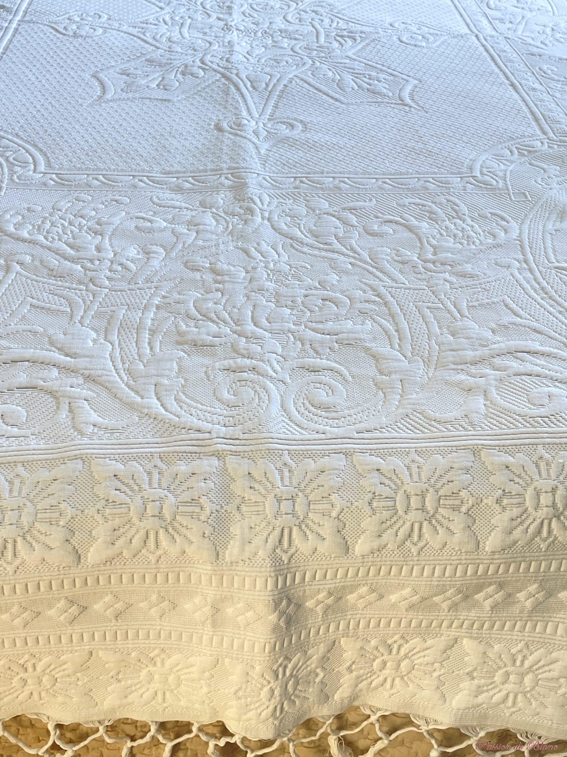 Grande couverture en piqué Marseillais, beau relief et franges nouées – Image 8