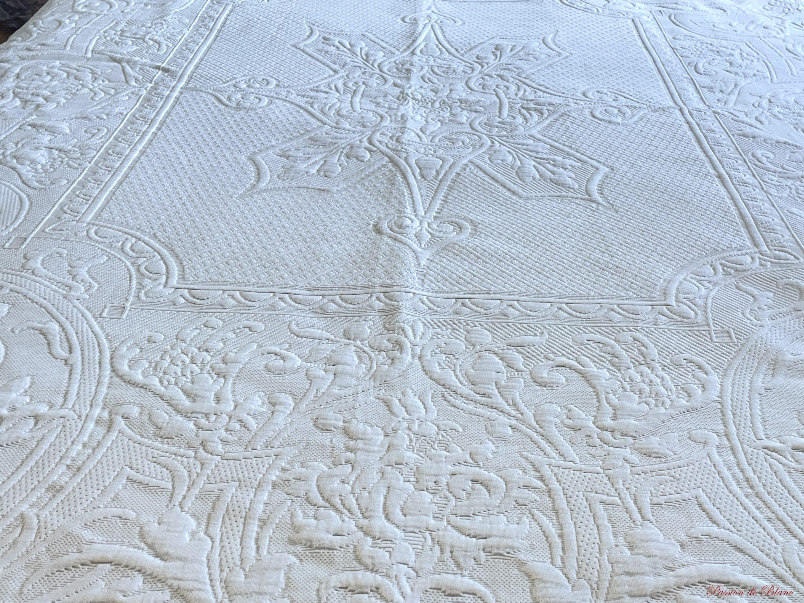 Grande couverture en piqué Marseillais, beau relief et franges nouées – Image 7