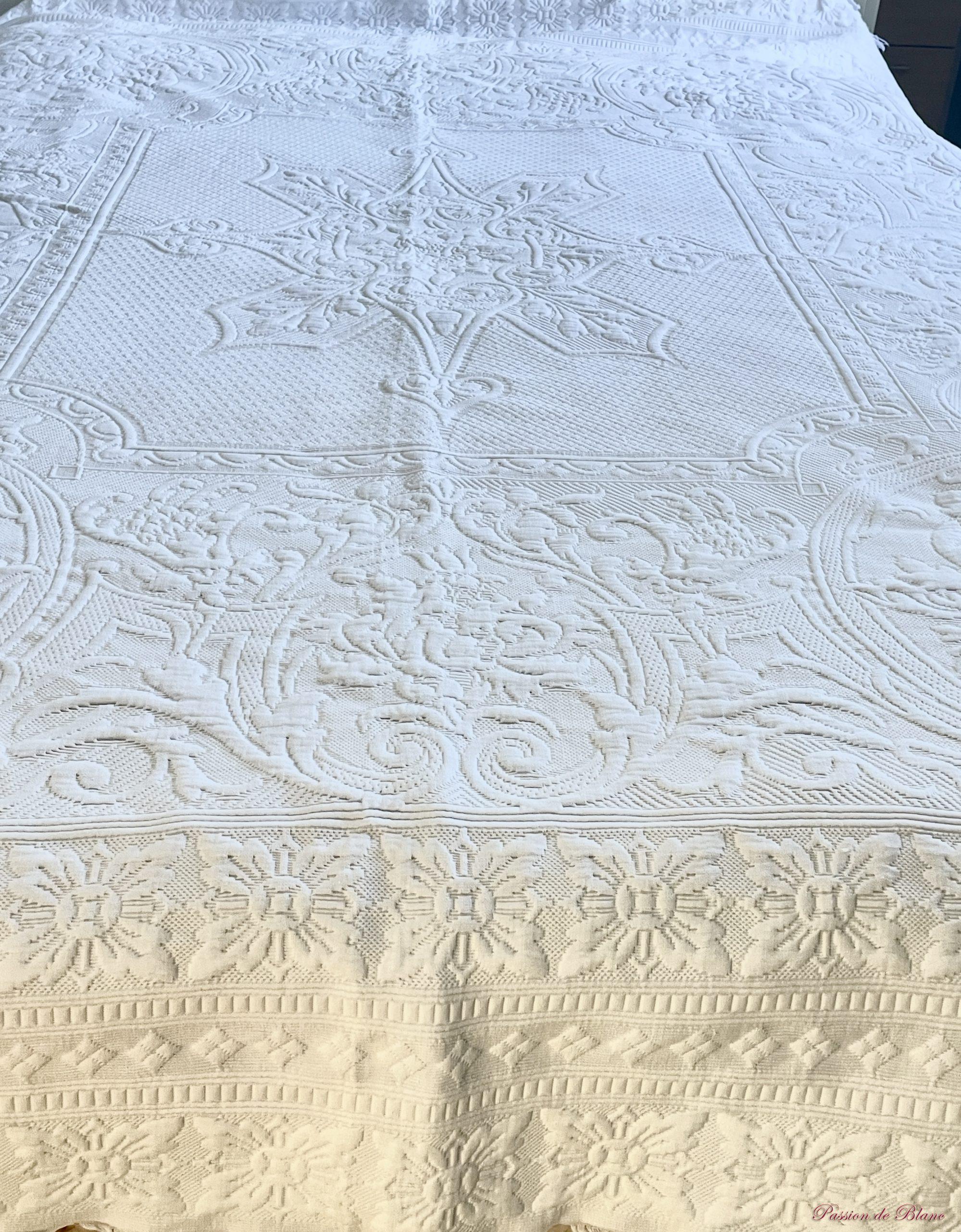 Grande couverture en piqué Marseillais, beau relief et franges nouées – Image 6