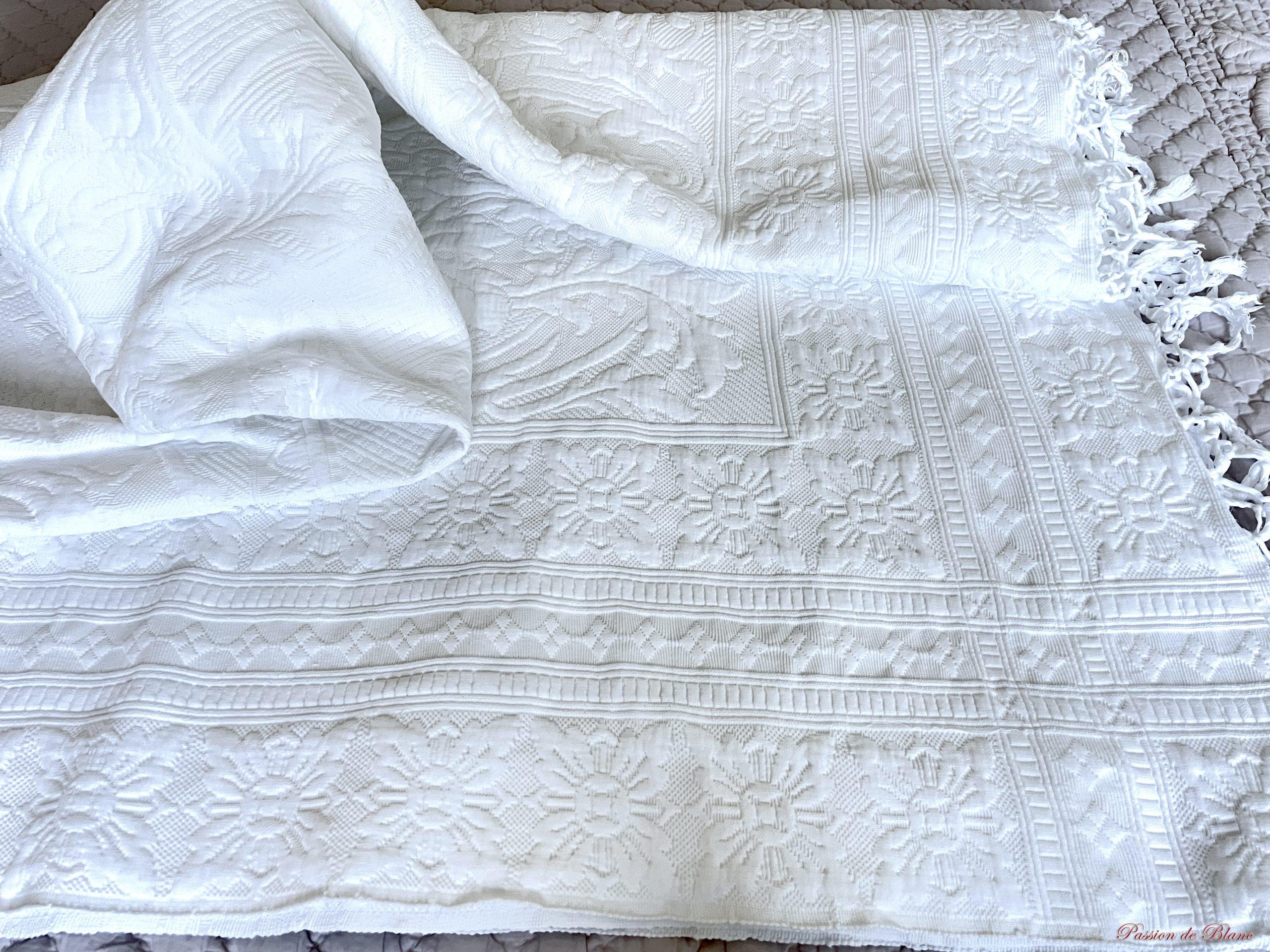 Grande couverture en piqué Marseillais, beau relief et franges nouées – Image 4