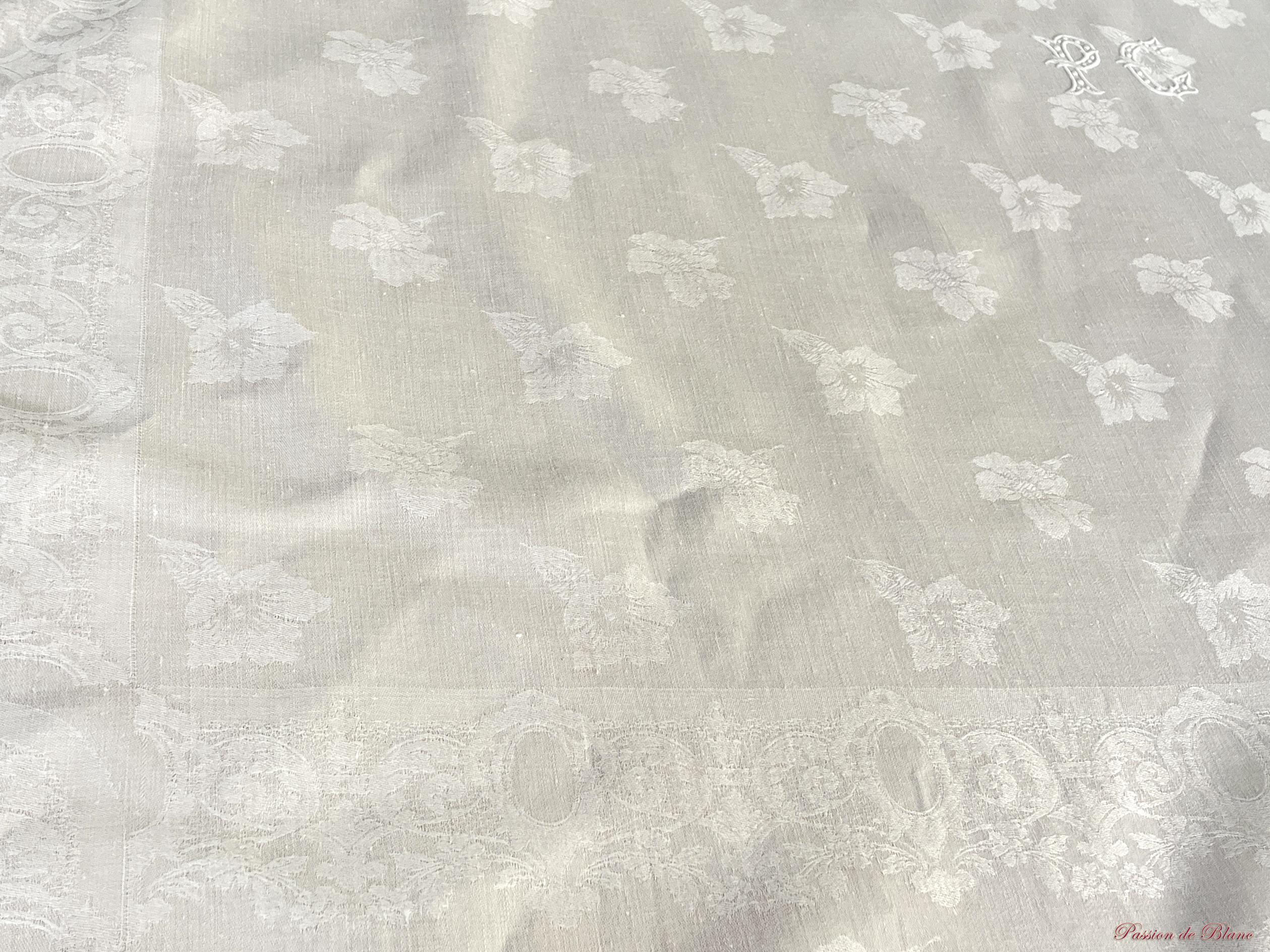 Nappe en damassé de lin fin avec 2 monogrammes PC et beaux motifs fleuris – Image 7