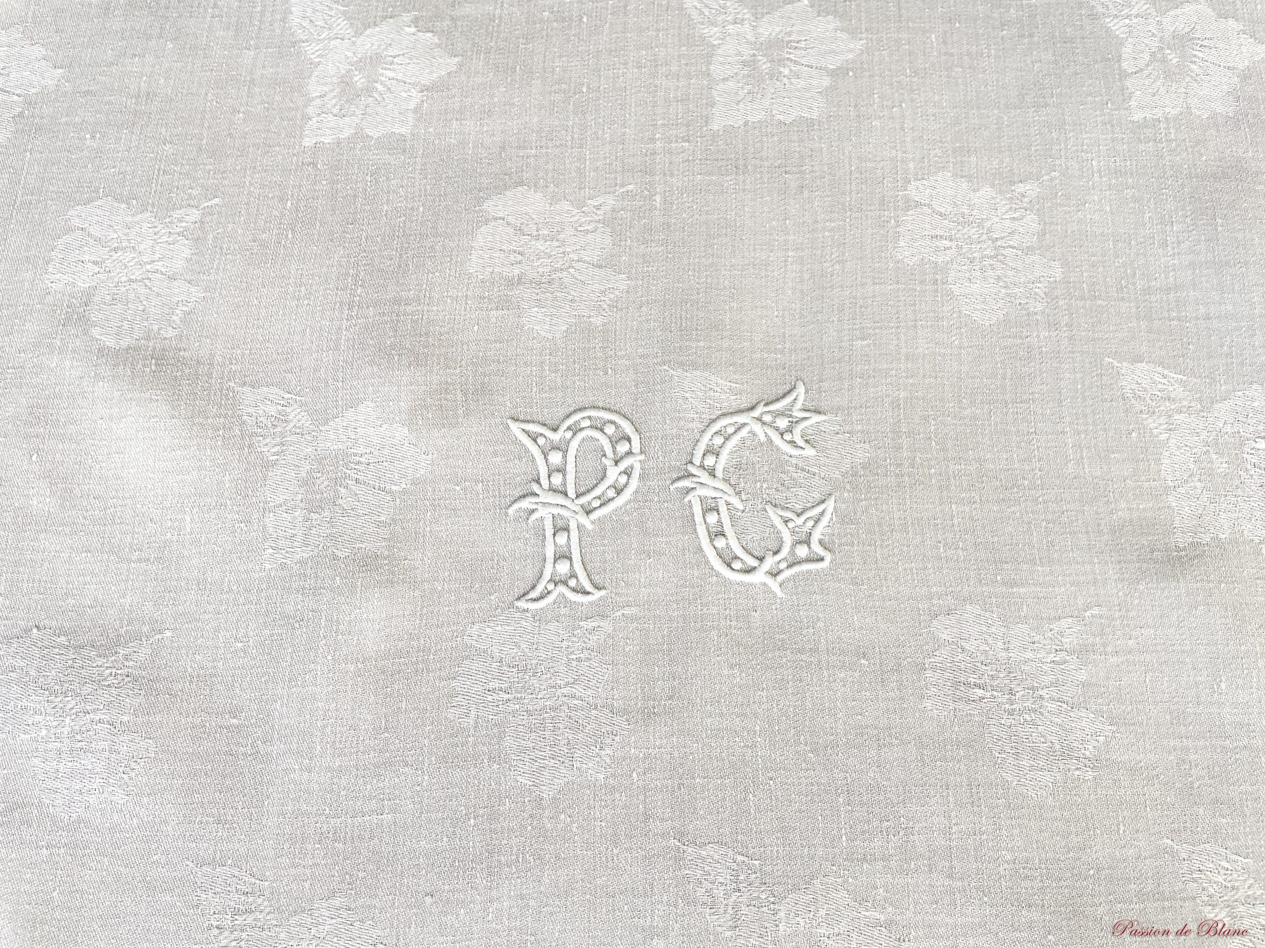 Nappe en damassé de lin fin avec 2 monogrammes PC et beaux motifs fleuris – Image 6