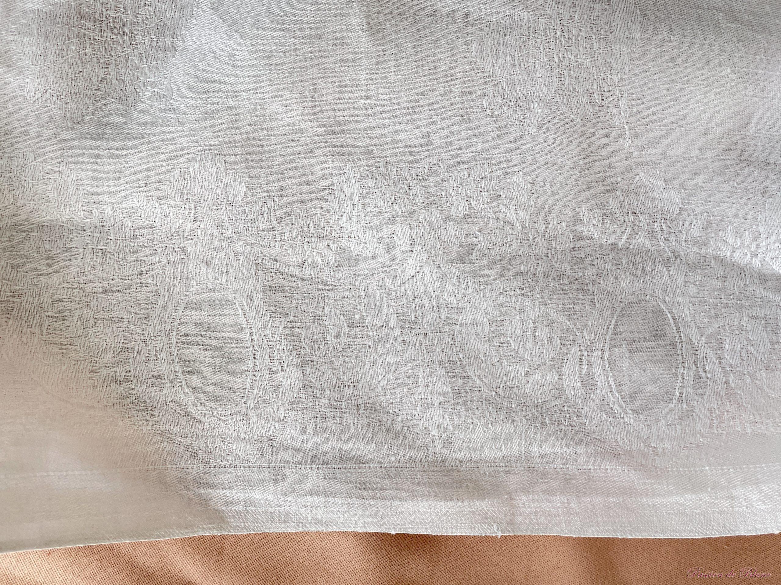 Nappe en damassé de lin fin avec 2 monogrammes PC et beaux motifs fleuris – Image 2