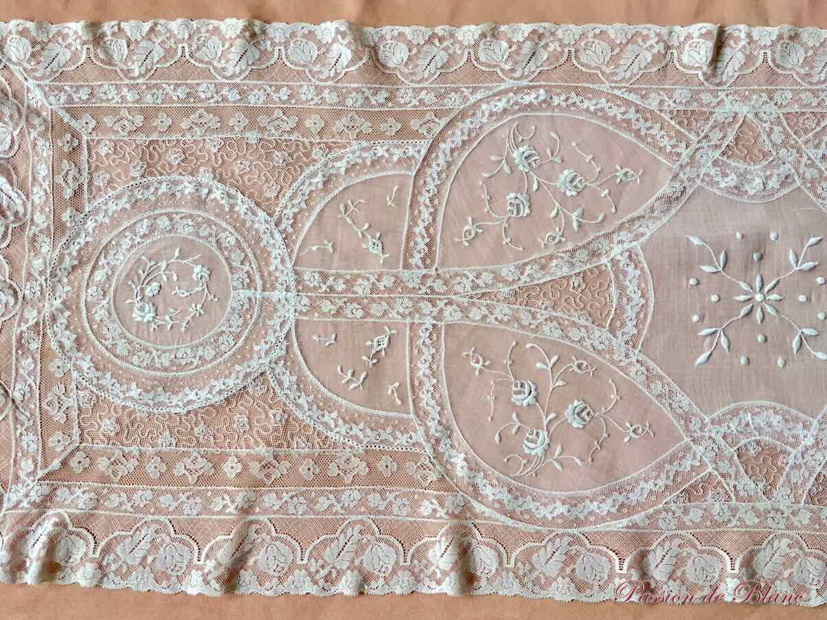 Grand napperon rectangle réalisé en dentelle fine genre Valencienne – Image 2