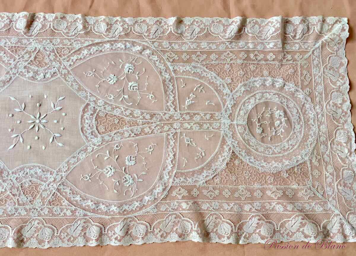 Grand napperon rectangle réalisé en dentelle fine genre Valencienne – Image 4