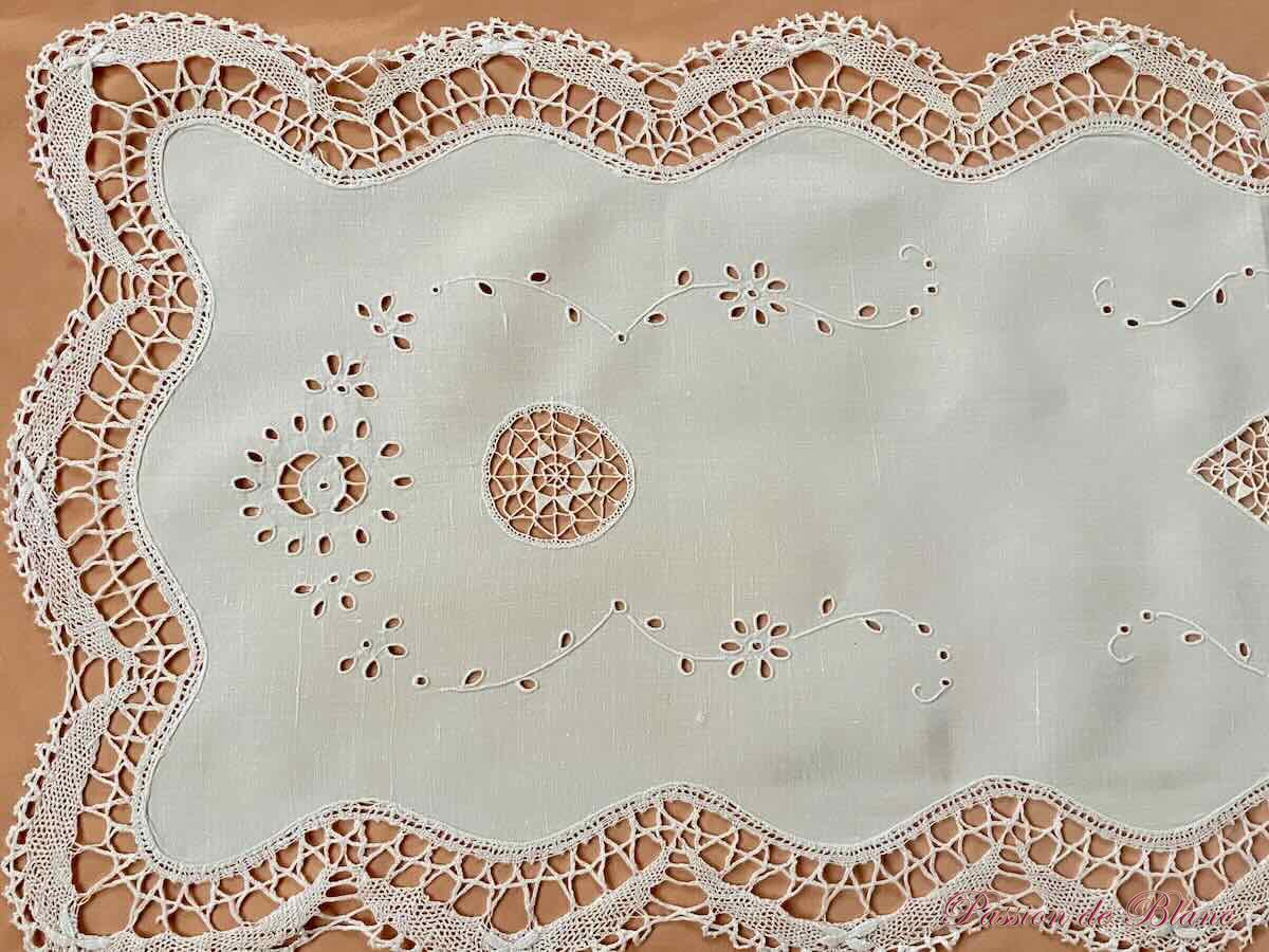 Chemin table broderie main