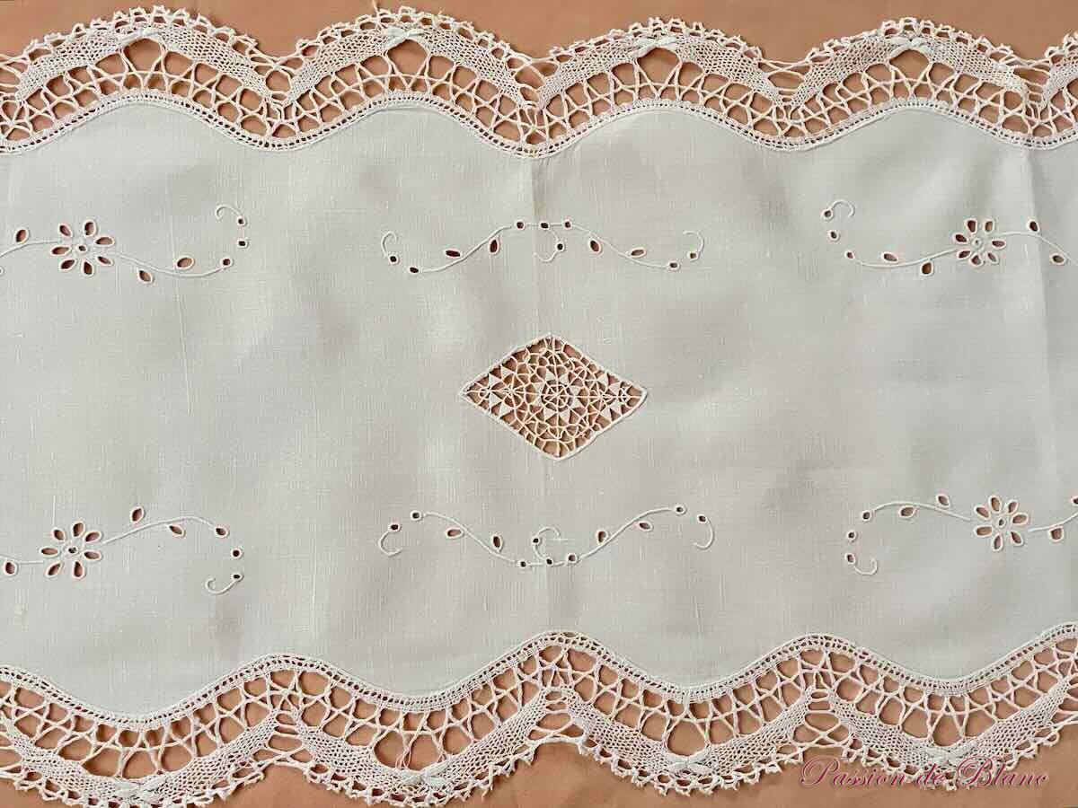 Grand napperon: broderie découpée, insertions sur toile de lin fin – Image 4