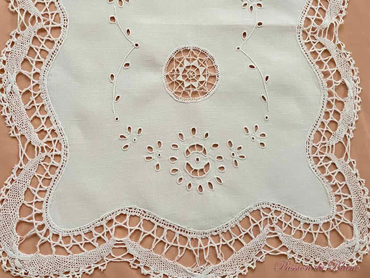Grand napperon: broderie découpée, insertions sur toile de lin fin – Image 2