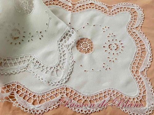 Chemin table broderie main