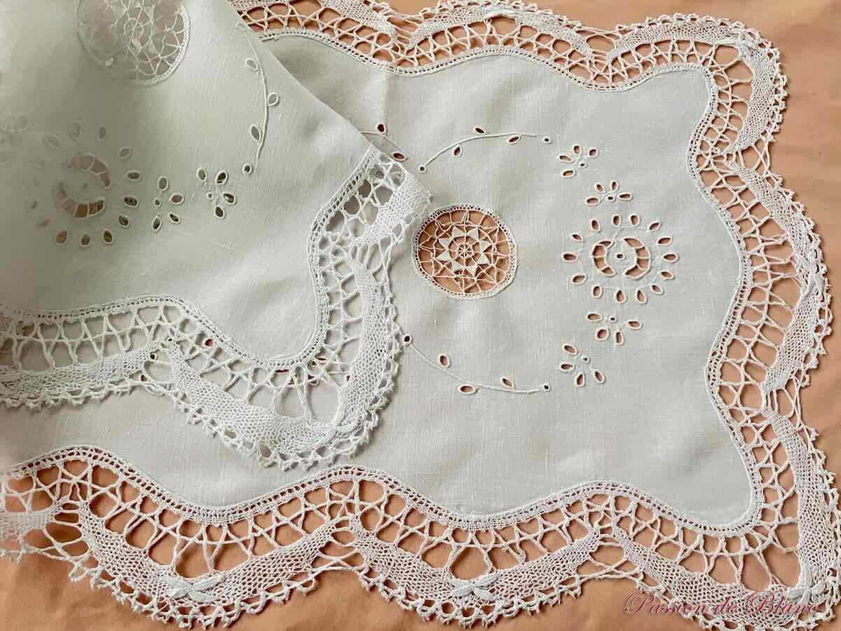 Chemin table broderie main