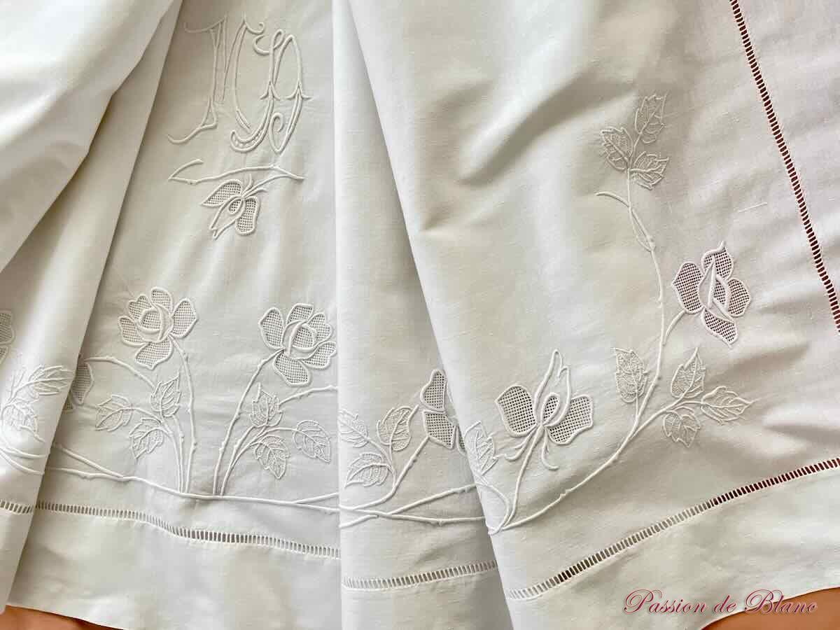 Drap avec guirlande fleurie et monogramme MD sur toile lin et coton: métis – Image 6