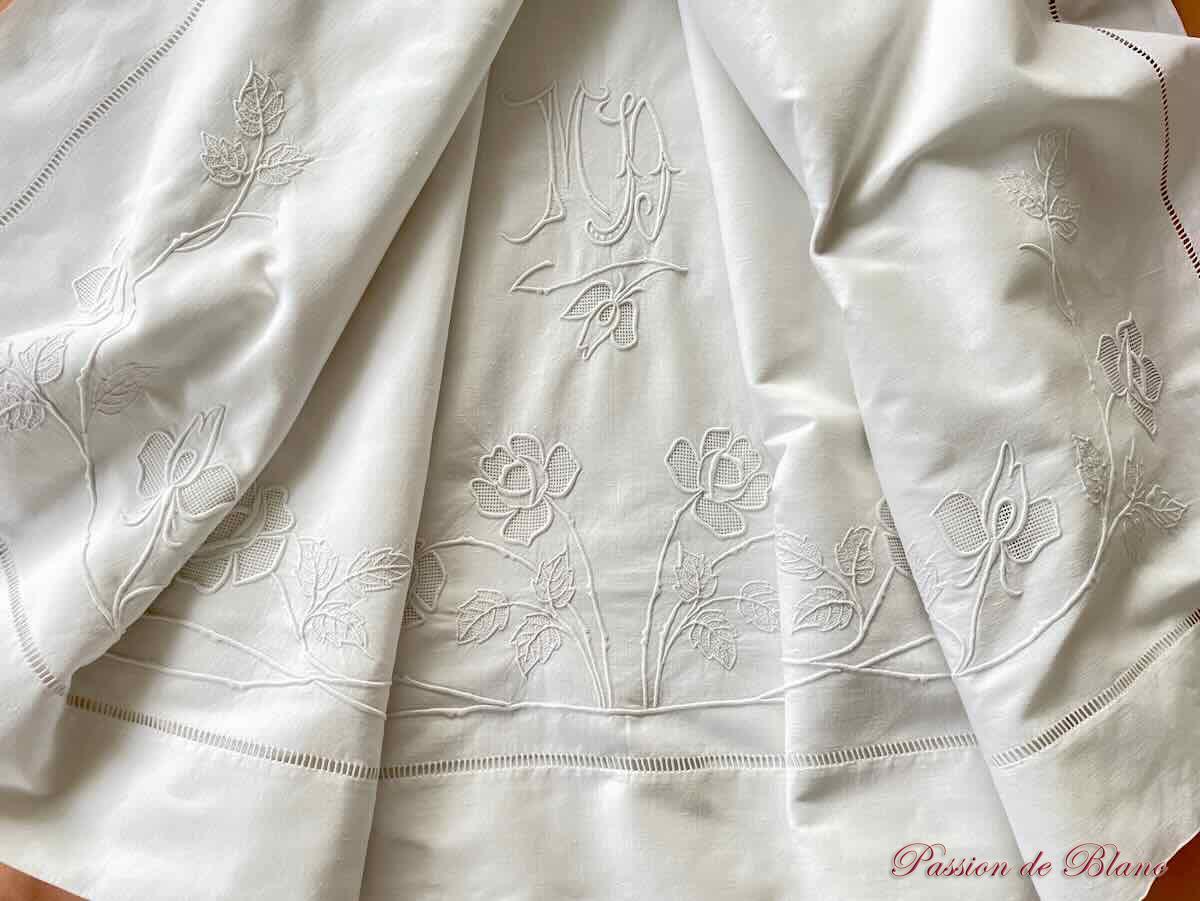 Drap avec guirlande fleurie et monogramme MD sur toile lin et coton: métis – Image 2