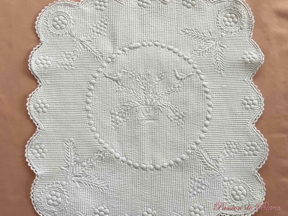 Merveilleux Pétasson, Boutis festonné, Bébé, Provence, broderie main, pur Coton Blanc – Image 2