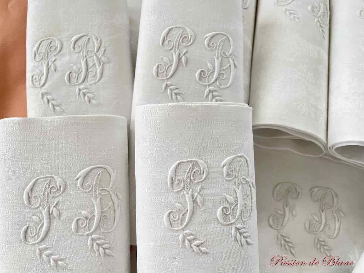 Douze grandes serviettes table, mono : PB damassé lin fin, médaillons avec oiseaux – Image 5