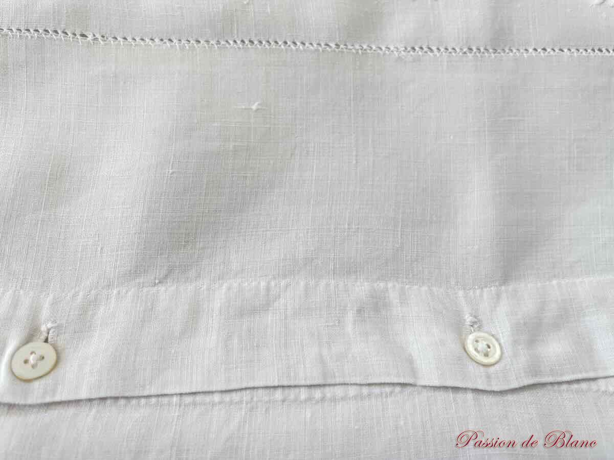 Deux taies festonnées : broderie avec fin branchages fleuris, monogramme RA sur toile de lin fin – Image 6