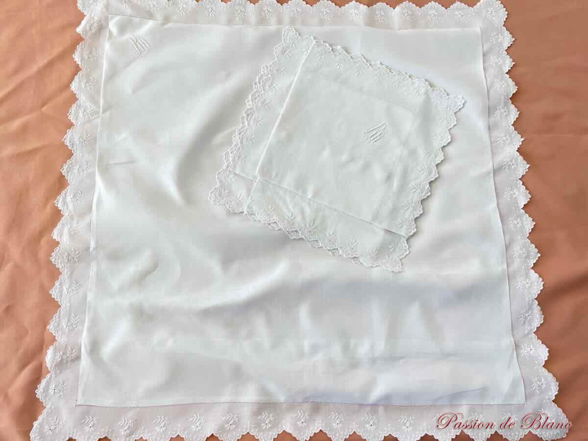 Deux taies festonnées : broderie avec fin branchages fleuris, monogramme RA sur toile de lin fin – Image 7