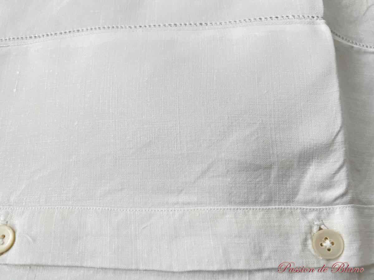Deux taies festonnées : broderie avec fin branchages fleuris, monogramme RA sur toile de lin fin – Image 5