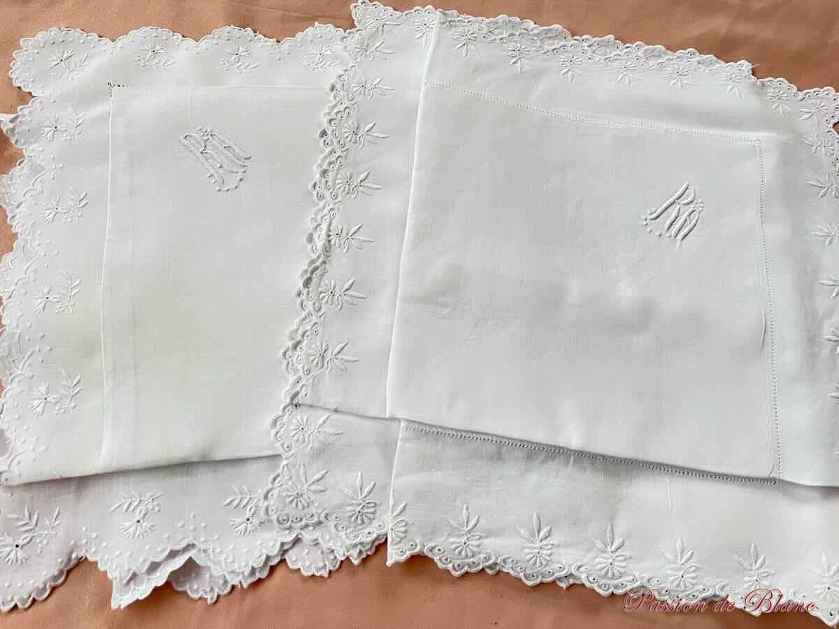 Deux taies festonnées : broderie avec fin branchages fleuris, monogramme RA sur toile de lin fin – Image 4