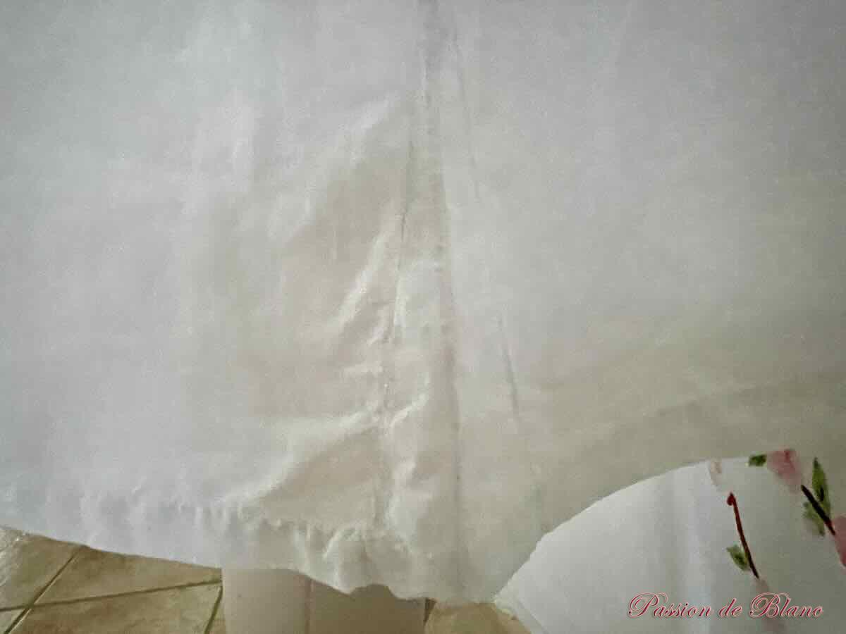 Chemise pour dame brodée main, toile de lin fin avec somptueuse broderie – Image 3