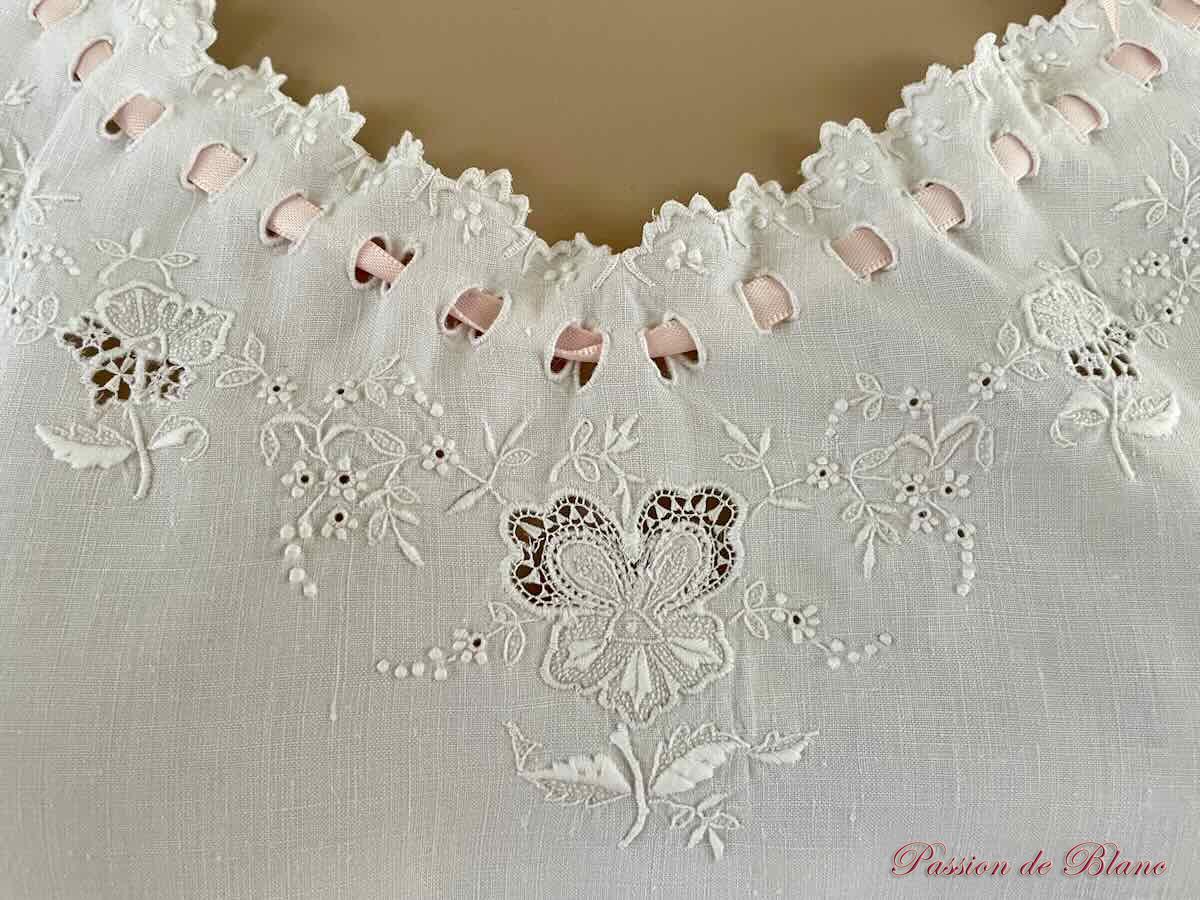 Chemise pour dame brodée main, toile de lin fin avec somptueuse broderie – Image 2