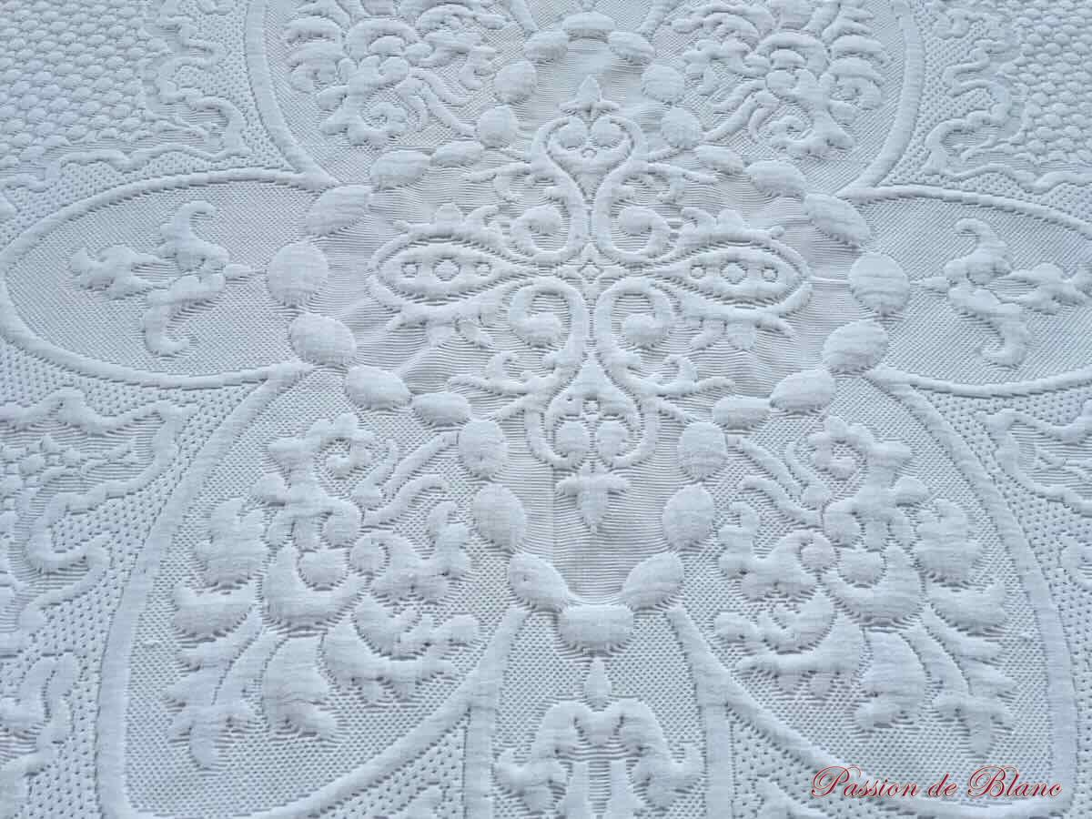 Couverture festonnée 4 côtés, piqué Marseillais brodée deux monos RG – Image 7