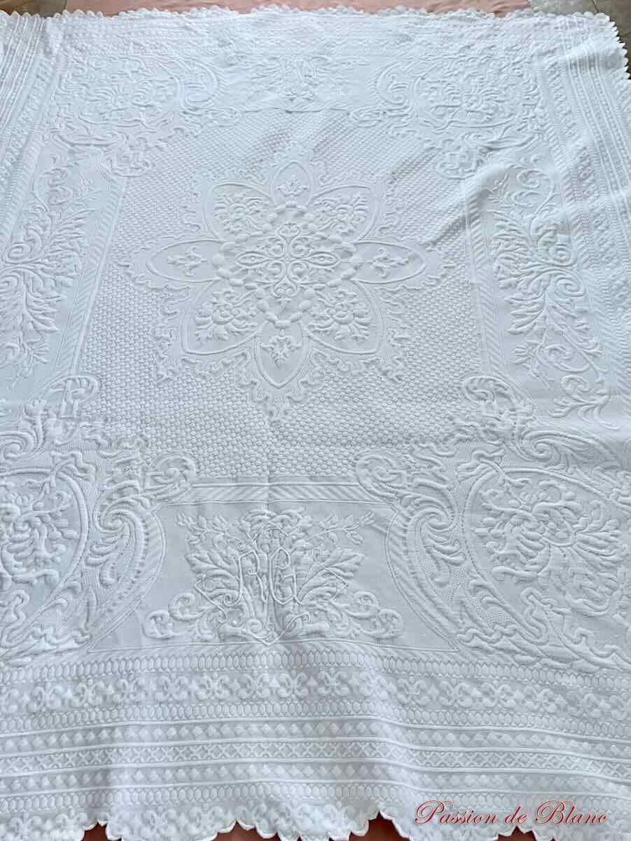 Couverture festonnée 4 côtés, piqué Marseillais brodée deux monos RG – Image 6