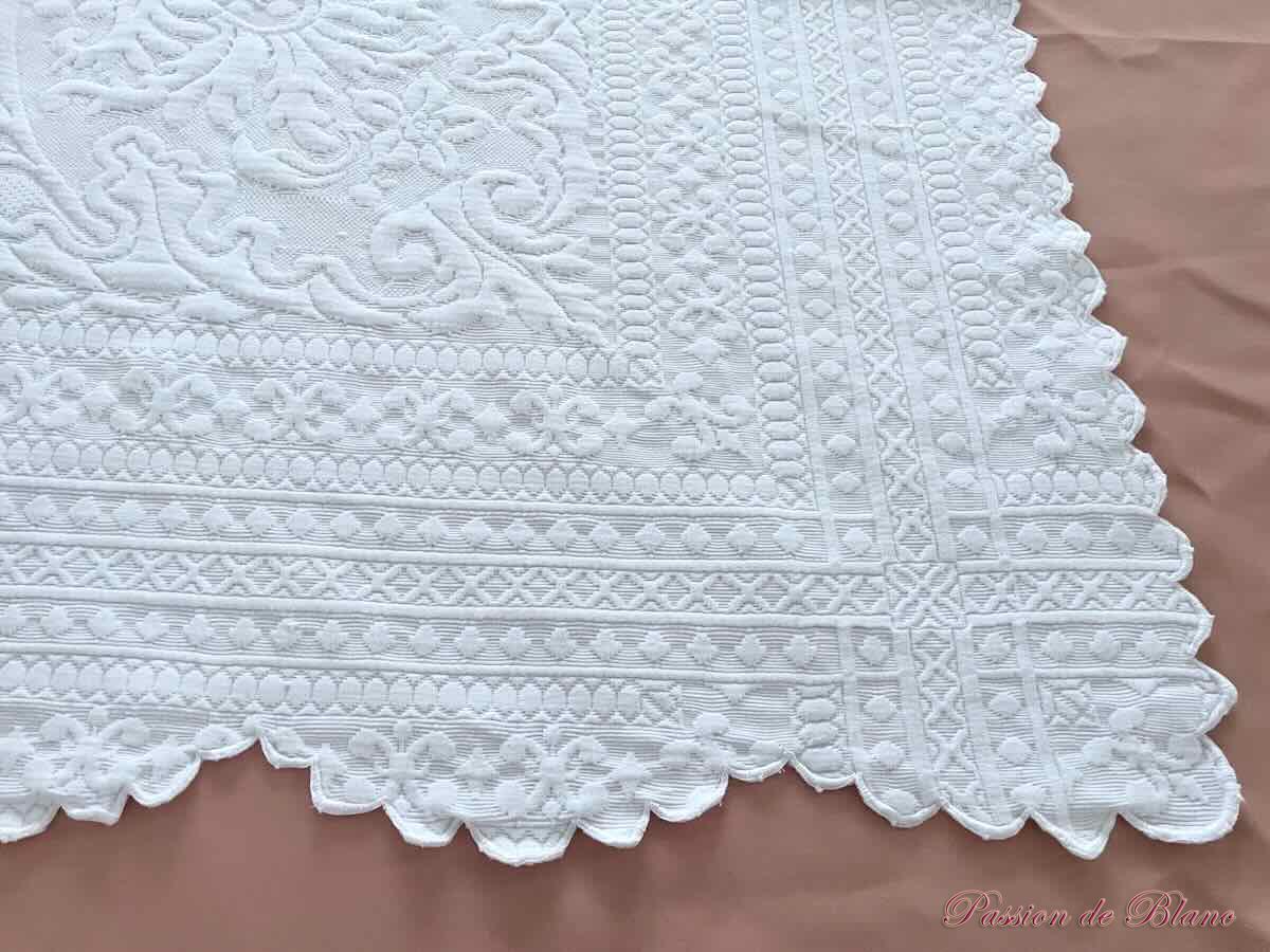 Couverture festonnée 4 côtés, piqué Marseillais brodée deux monos RG – Image 3