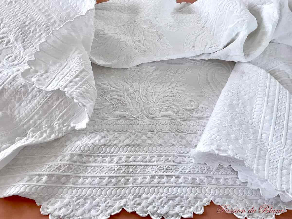 Couverture festonnée 4 côtés, piqué Marseillais brodée deux monos RG – Image 2