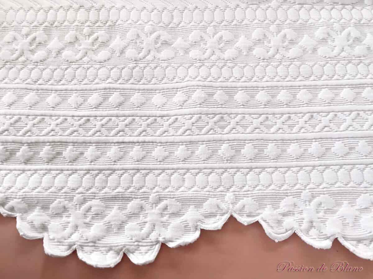 Couverture festonnée 4 côtés, piqué Marseillais brodée deux monos RG – Image 5