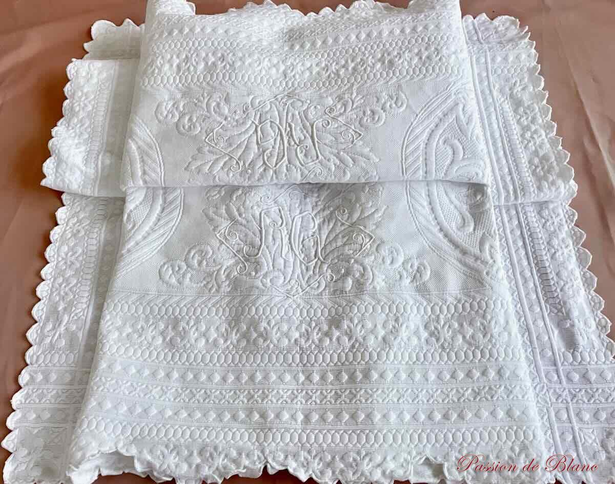 Couverture festonnée 4 côtés, piqué Marseillais brodée deux monos RG – Image 9