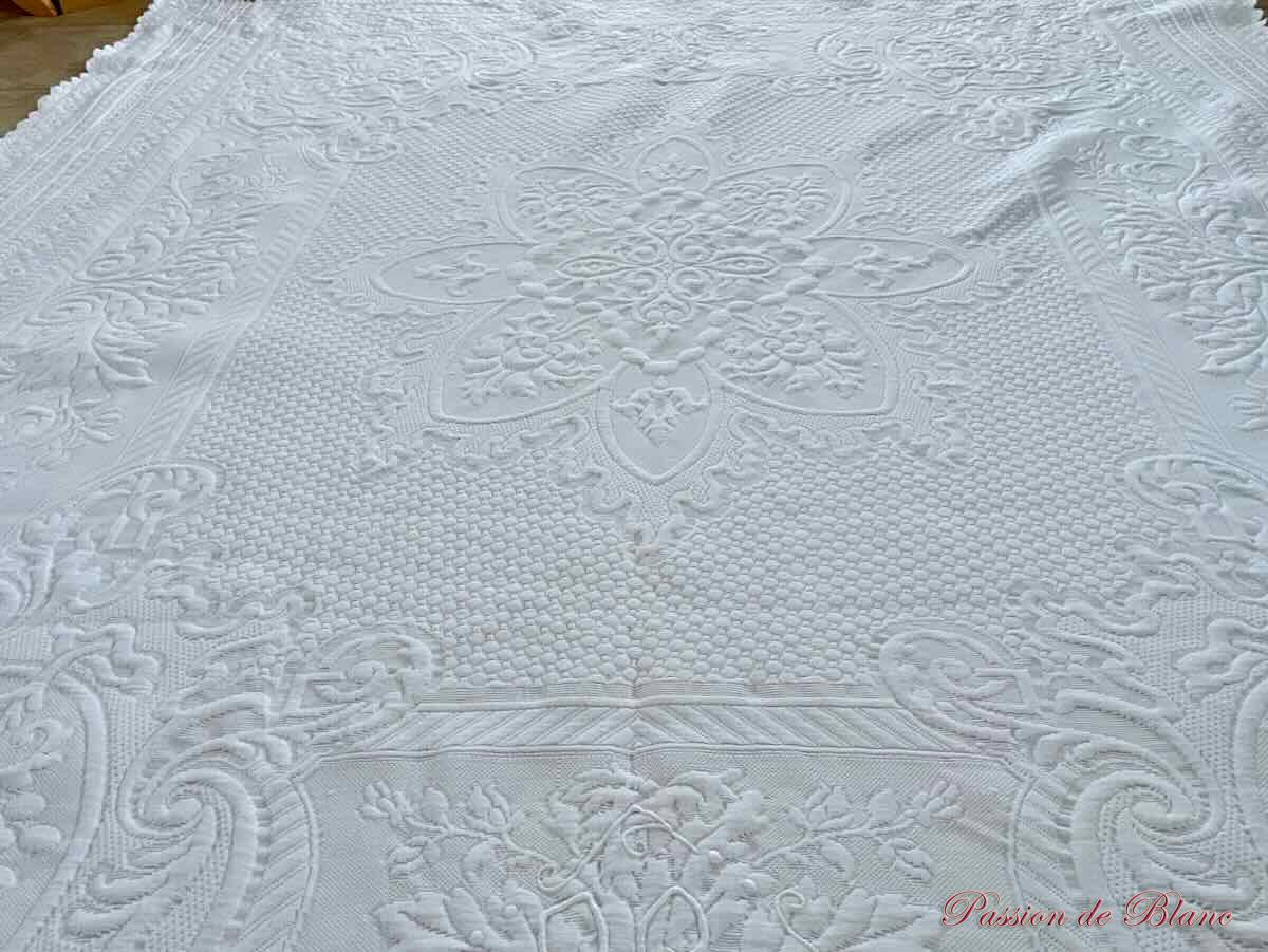 Couverture festonnée 4 côtés, piqué Marseillais brodée deux monos RG – Image 4