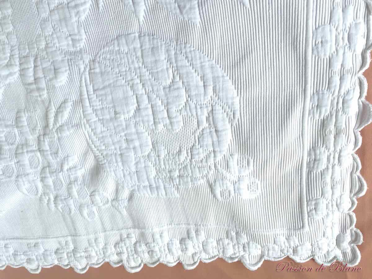Couverture EM festonnée main, quatre côtés, piqué Marseillais, motifs fleuris – Image 8