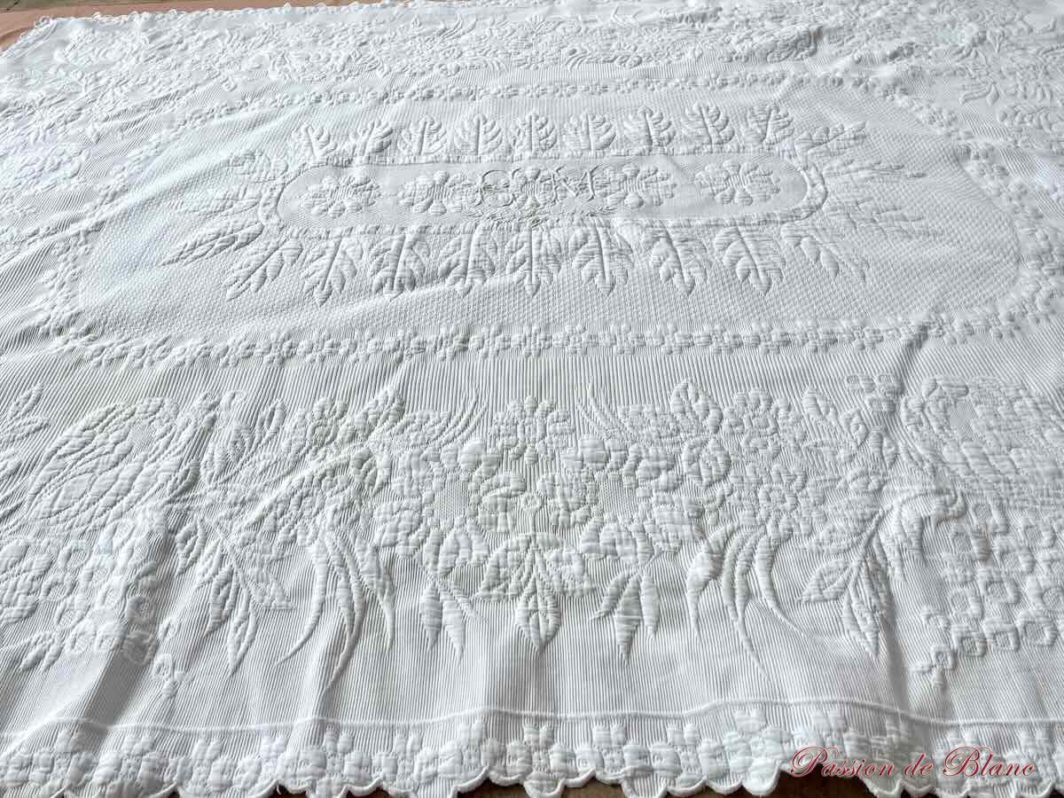 Couverture EM festonnée main, quatre côtés, piqué Marseillais, motifs fleuris – Image 7