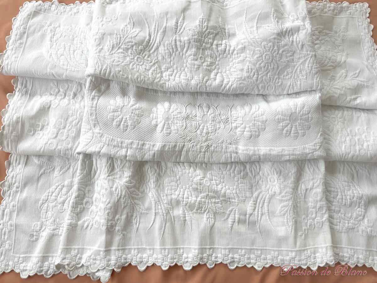 Couverture EM festonnée main, quatre côtés, piqué Marseillais, motifs fleuris – Image 6