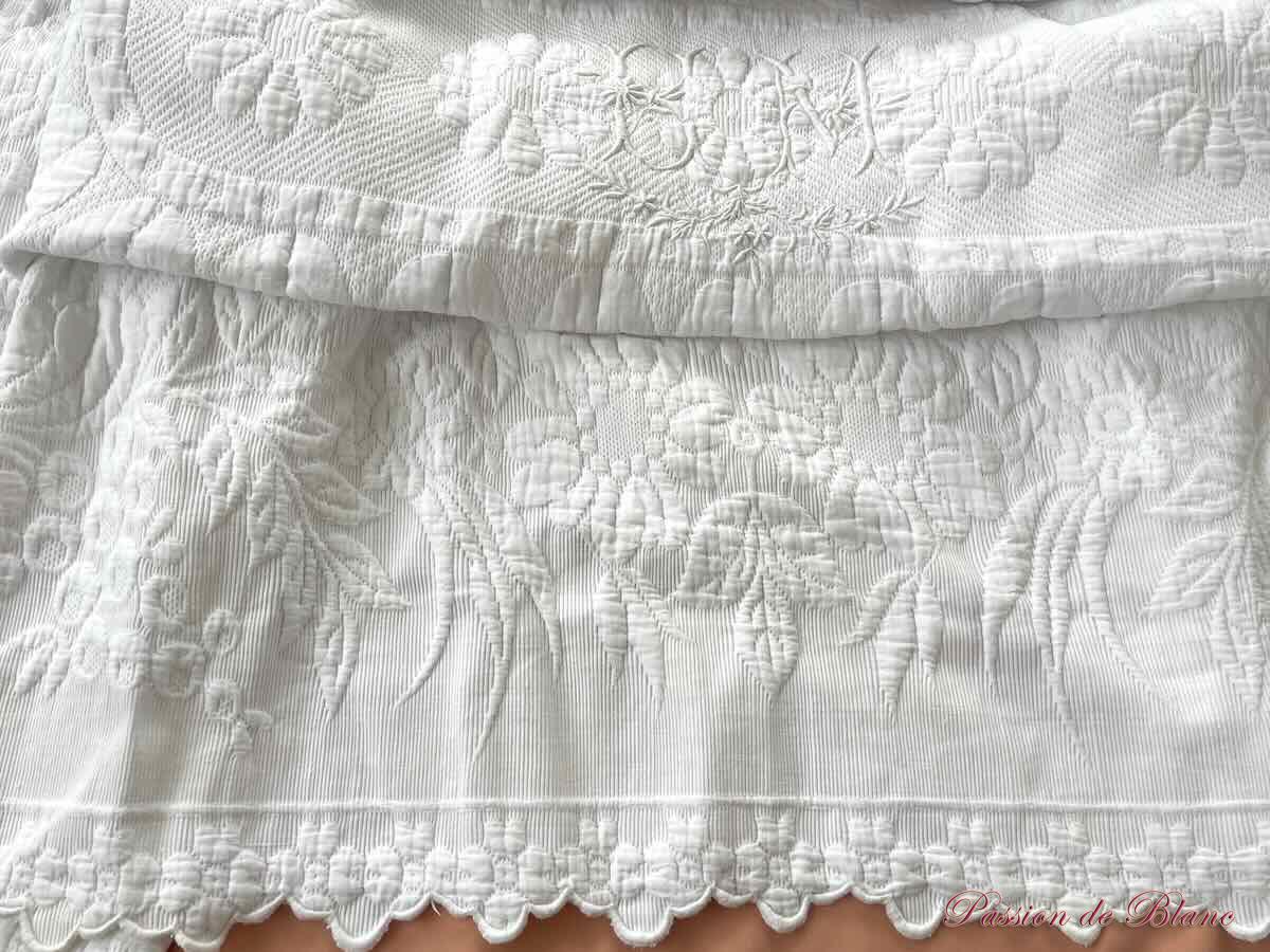 Couverture EM festonnée main, quatre côtés, piqué Marseillais, motifs fleuris – Image 5