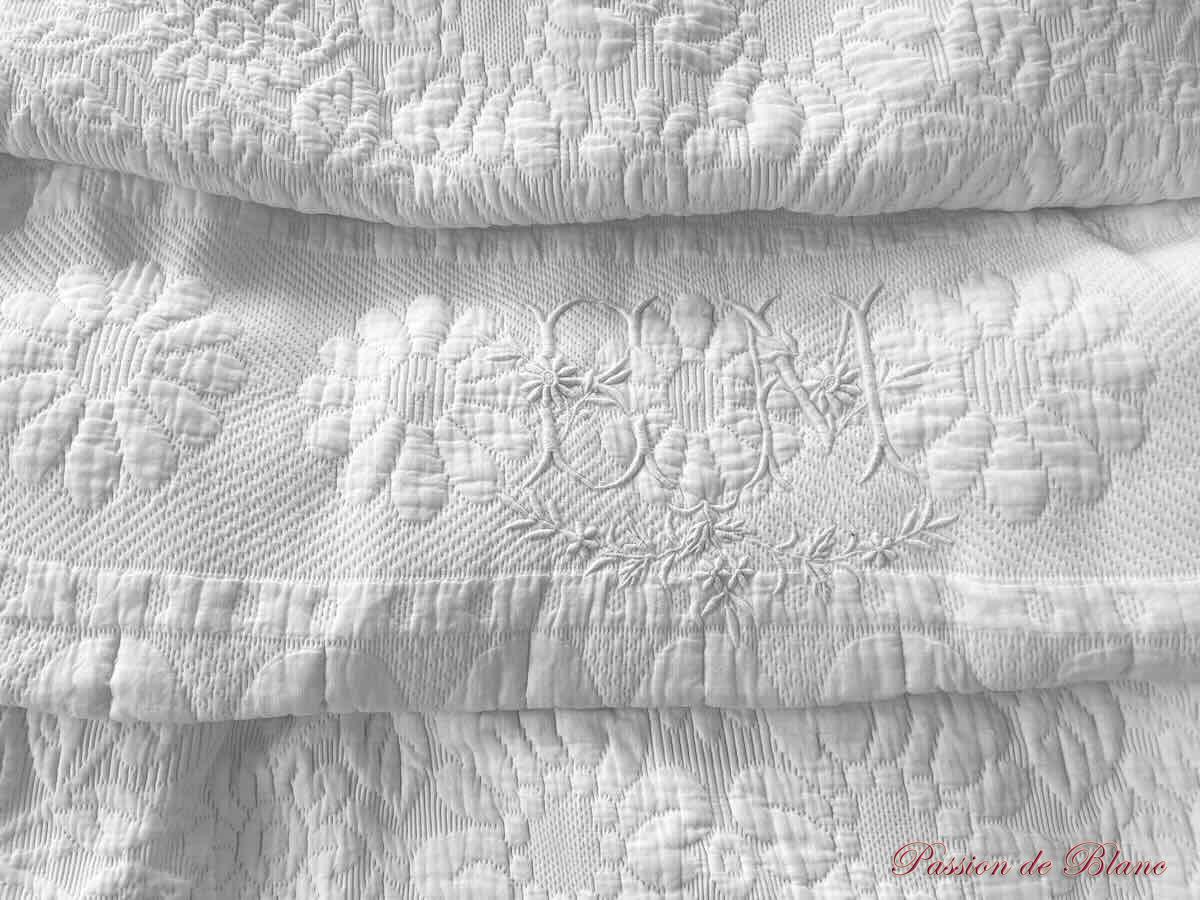 Couverture EM festonnée main, quatre côtés, piqué Marseillais, motifs fleuris – Image 4