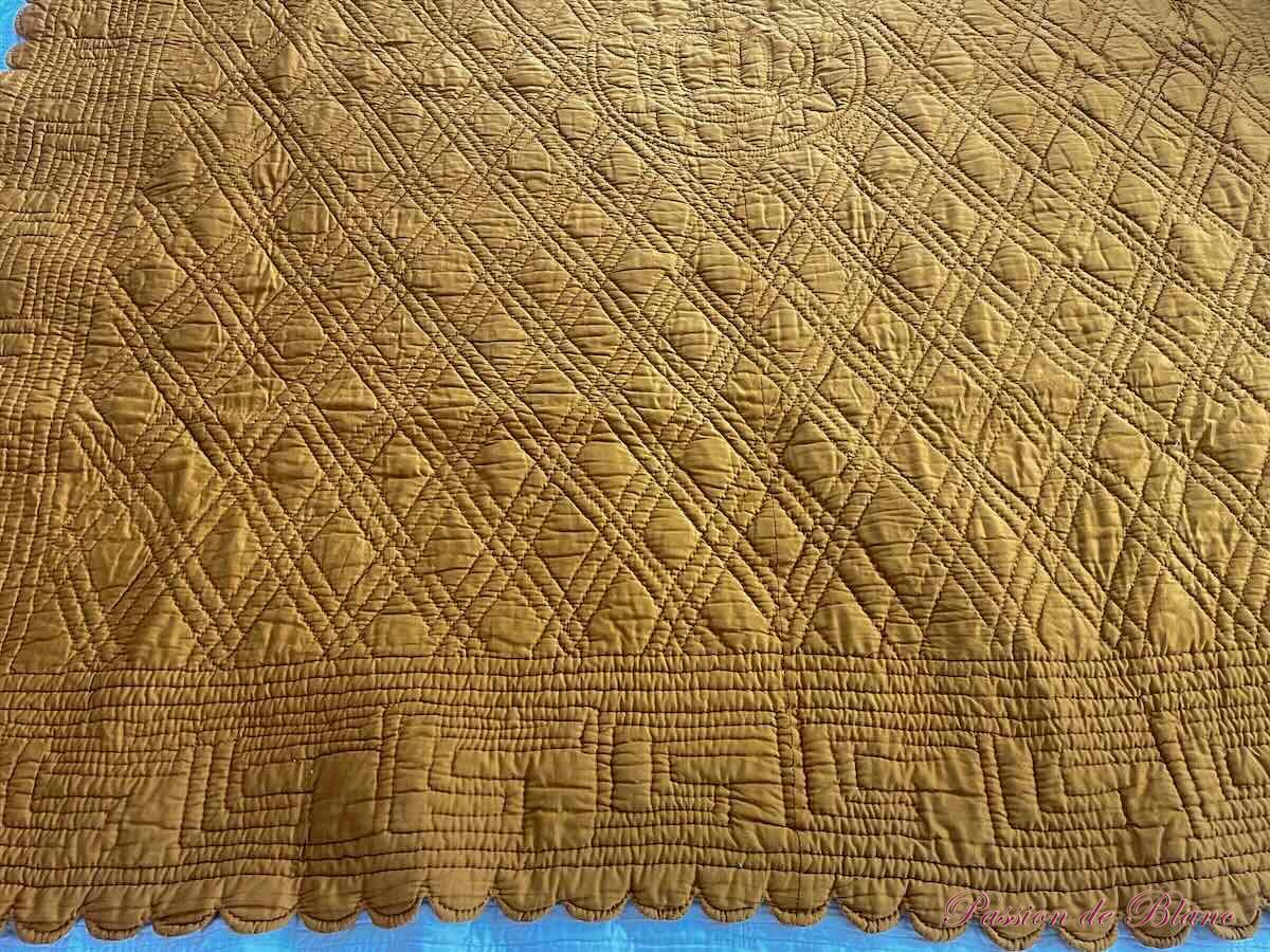 Couverture festonnée CD piquée main, satinette coton : marron jaune – Image 5